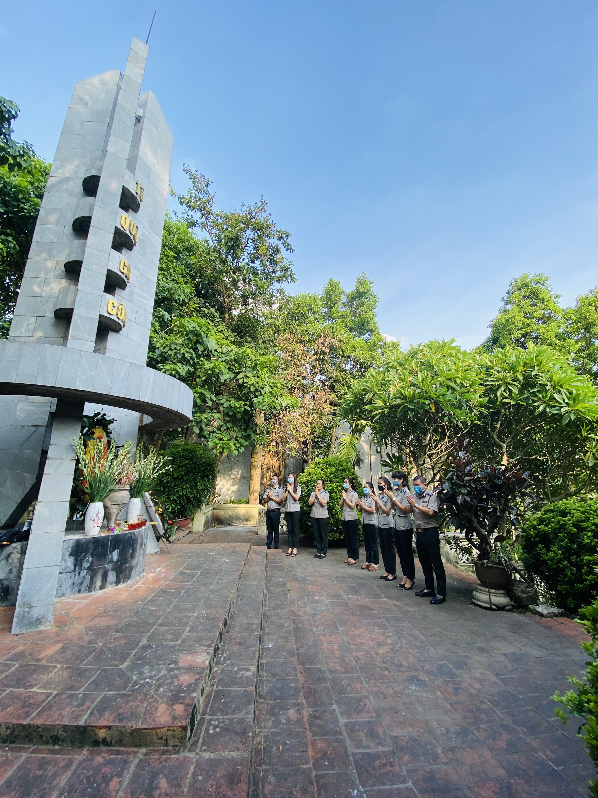 Chi Đoàn TNCS Hồ Chí Minh Cục Thi hành án dân sự tỉnh tổ chức lễ dâng hương, thắp nến tri ân các anh hùng liệt sỹ