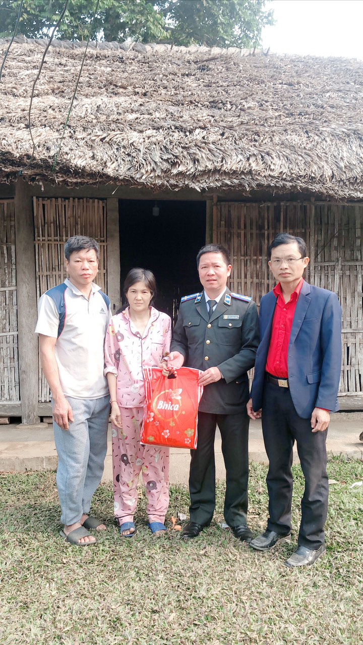 Chi cục THADS huyện Chiêm Hoá: Tặng quà Tết cho hộ nghèo, hộ có hoàn cảnh khó khăn năm 2023