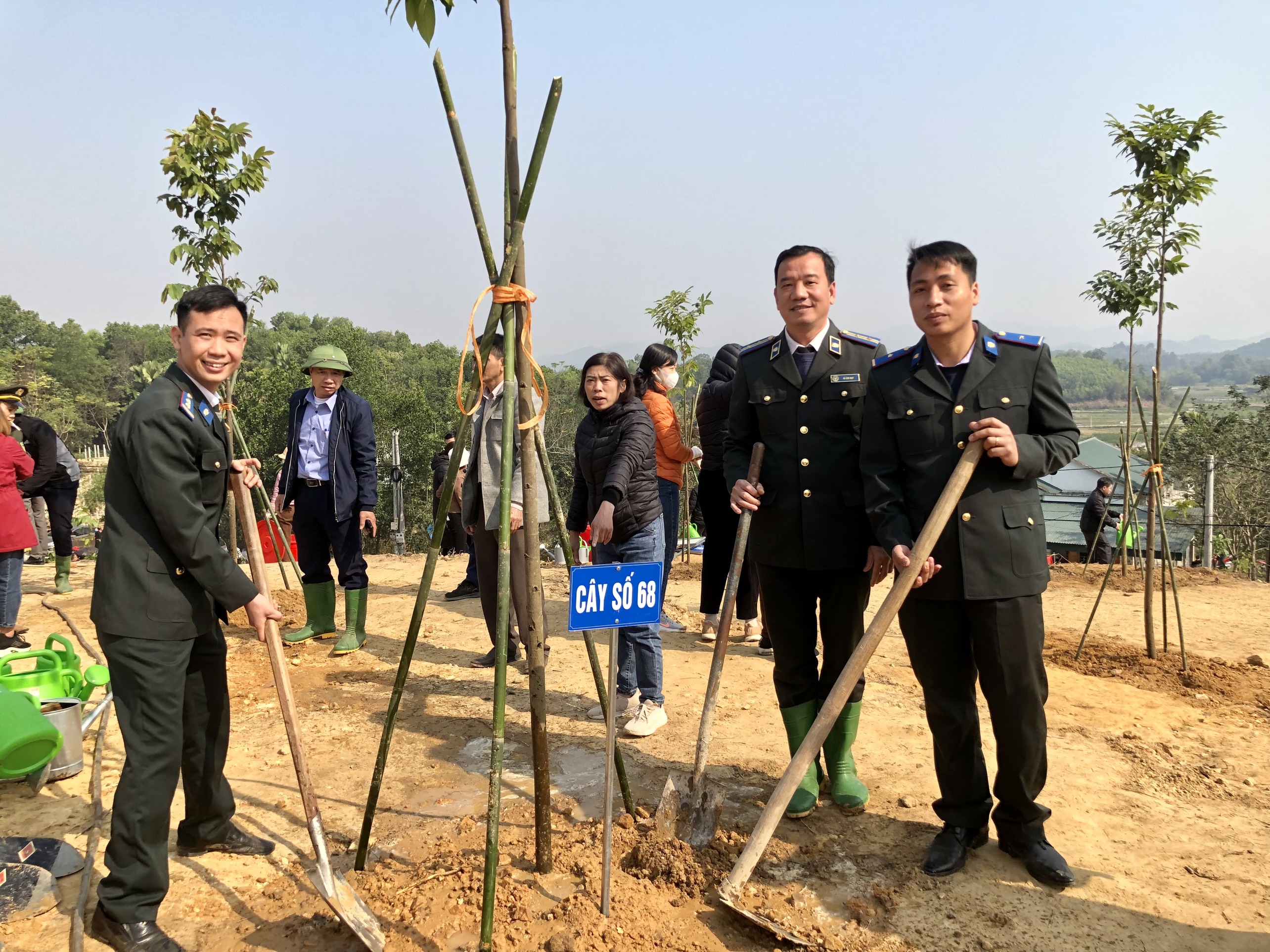 Chi cục Thi hành án dân sự huyện Yên Sơn tham gia Lễ phát động "Tết trồng cây đời đời nhớ ơn Bác Hồ" Xuân Quý Mão năm 2023.