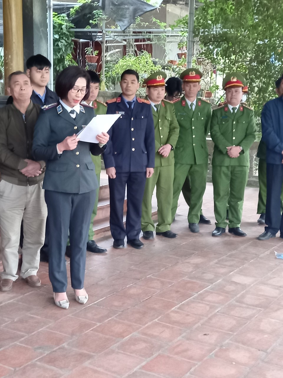 Chi cục THADS huyện Sơn Dương tổ chức cưỡng chế, kê biên quyền sử dụng đất và tài sản gắn liền với đất