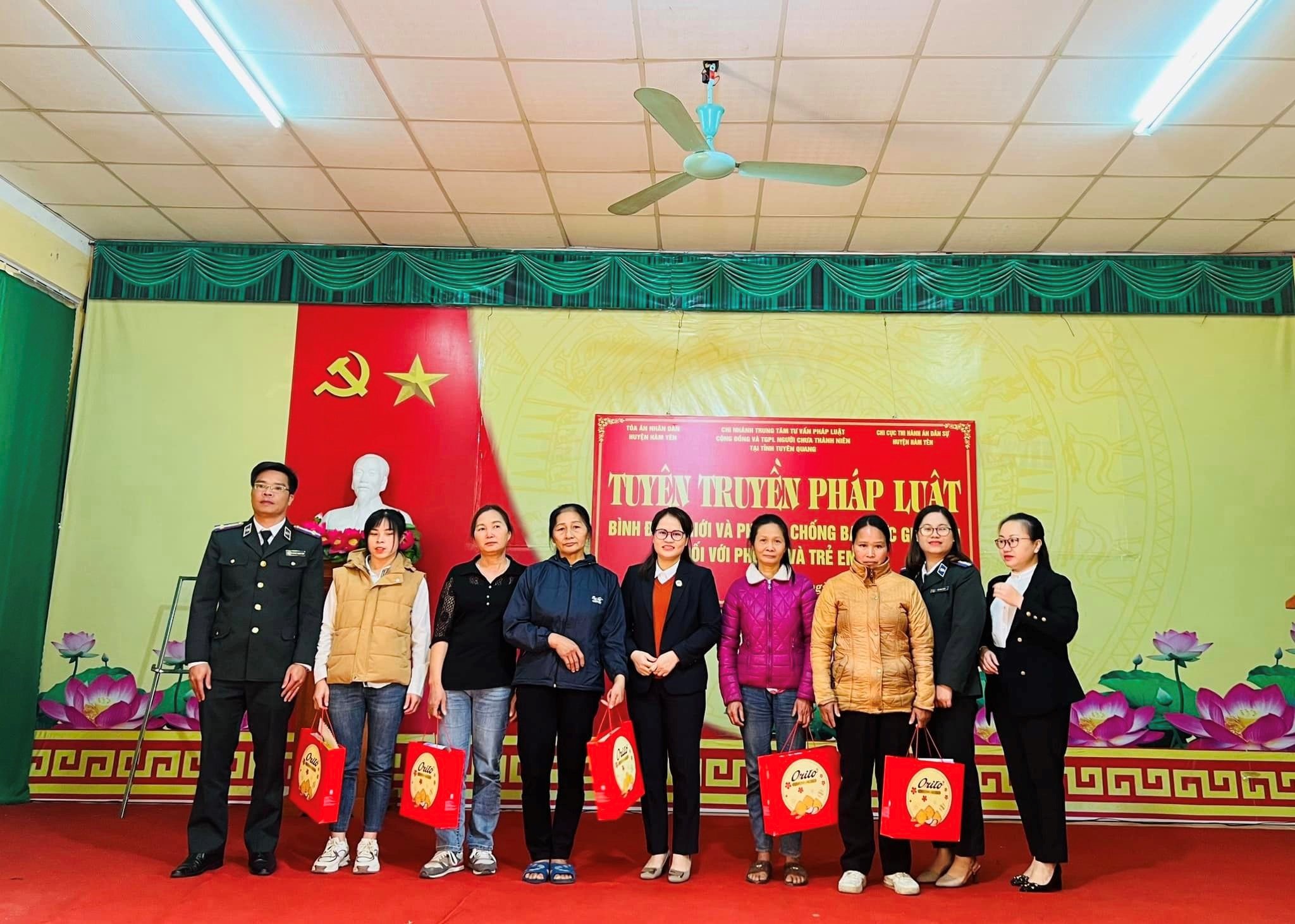 Chi cục THADS Hàm Yên phối hợp tổ chức tuyên truyền pháp luật và tặng quà hộ gia đình có hoàn cảnh khó khăn