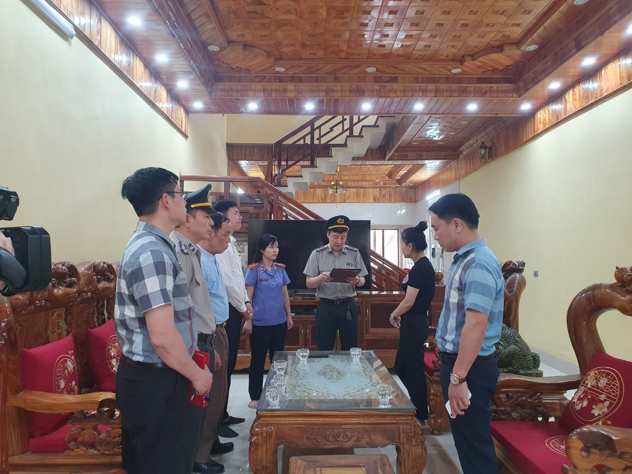 Chi cục THADS thành phố Tuyên Quang thực hiện cưỡng chế, kê biên quyền sử dụng đất và tài sản gắn liền trên đất