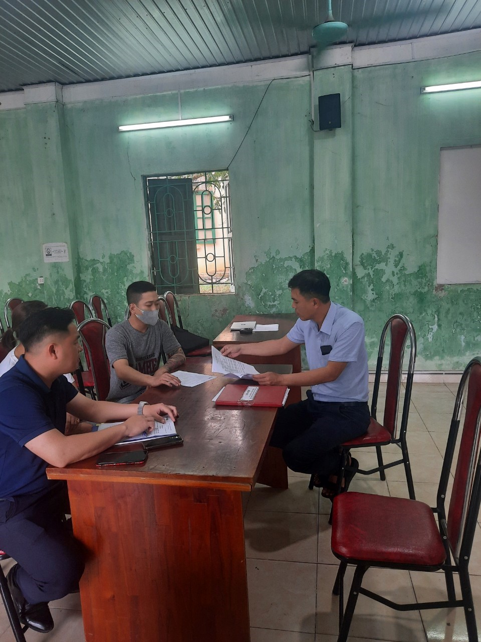 Chi cục Thi hành án dân sự thành phố Tuyên Quang phối hợp thu tiền của người phải thi hành án đang do người thứ ba giữ