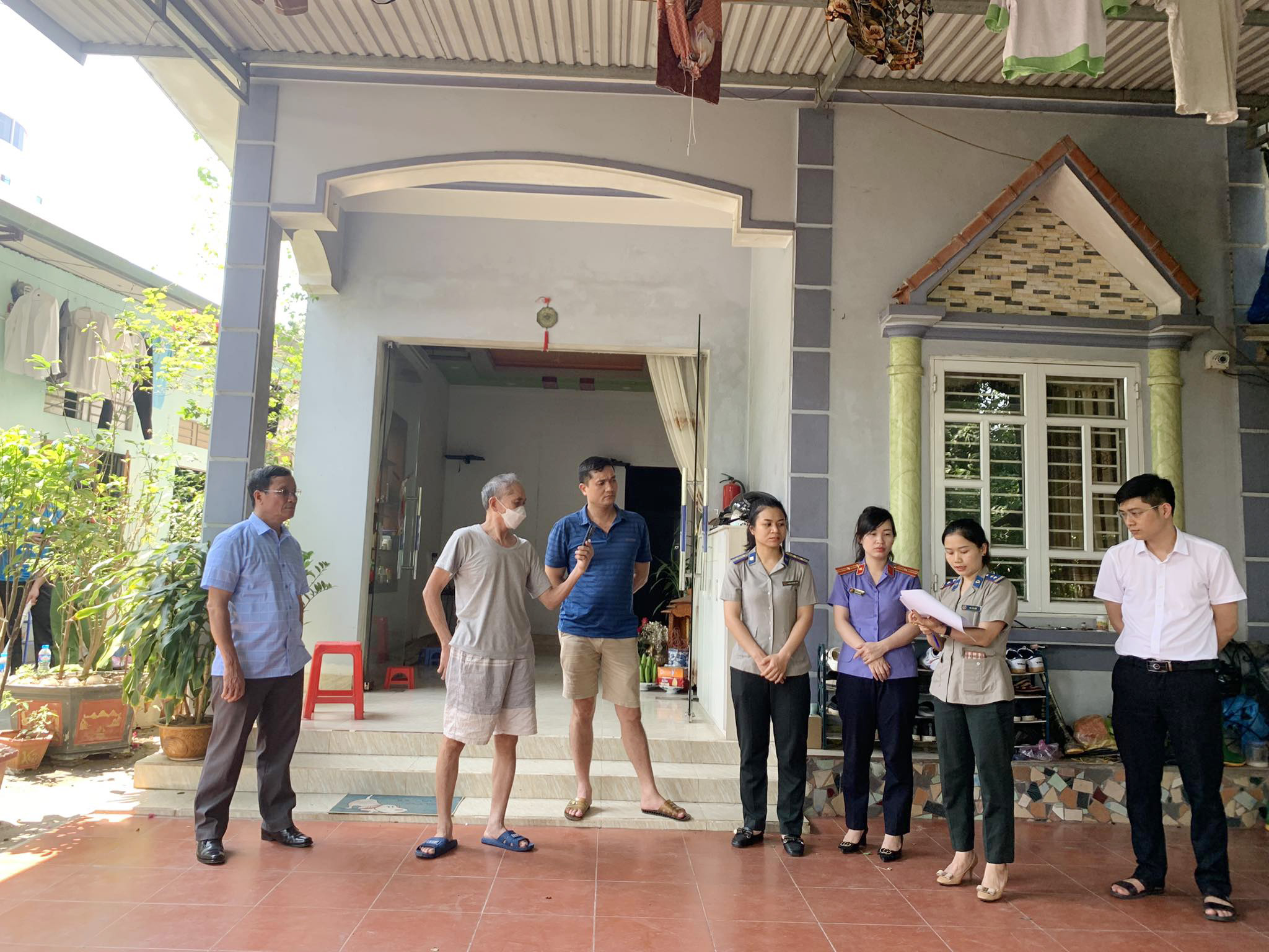 Chi cục THADS thành phố Tuyên Quang kê biên, cưỡng chế quyền sử dụng đất và tài sản trên đất tại phường Phan Thiết, thành phố Tuyên Quang