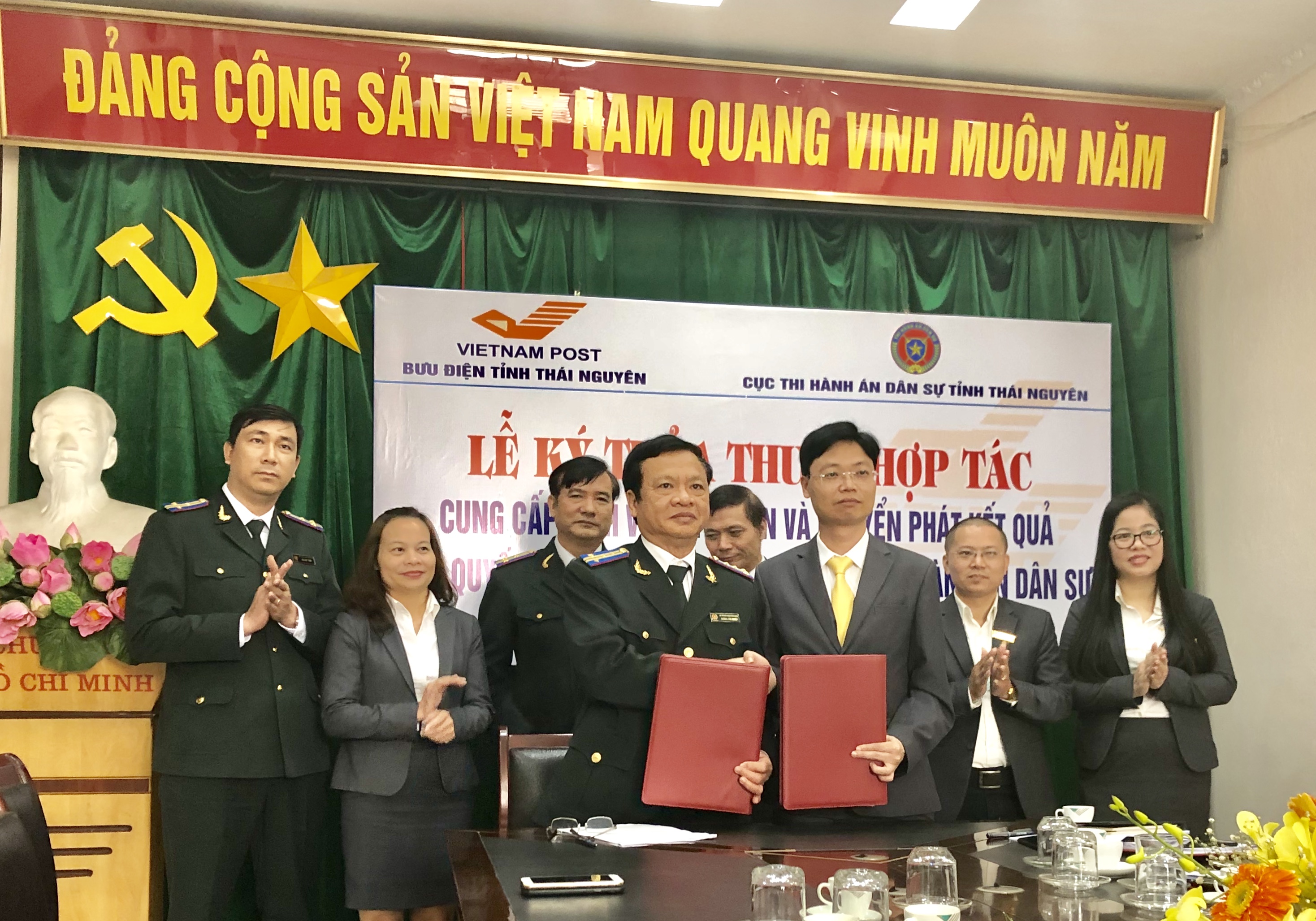 Ký kết thỏa thuận hợp tác cung cấp dịch vụ tiếp nhận hồ sơ, kết quả giải quyết thủ tục hành chính giữa Cục Thi hành án dân sự và Bưu điện tỉnh