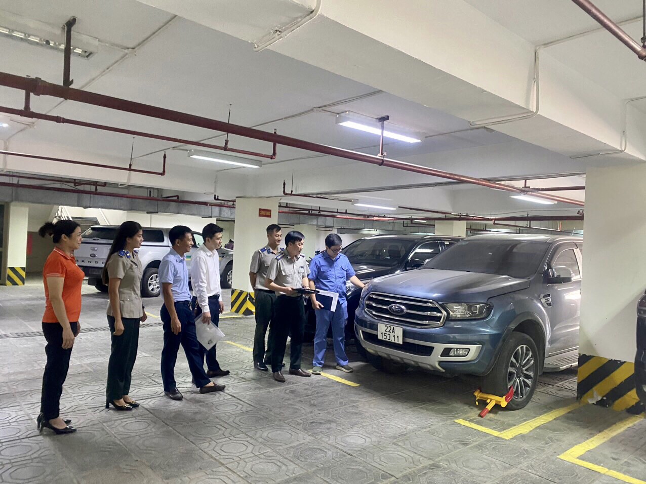 Chi cục Thi hành án dân sự thành phố phối hợp với Ngân hàng TMCP Bưu điện Liên Việt - Chi nhánh Tuyên Quang và UBND phường Tân Quang tiến hành việc kê biên tài sản của người phải THA.