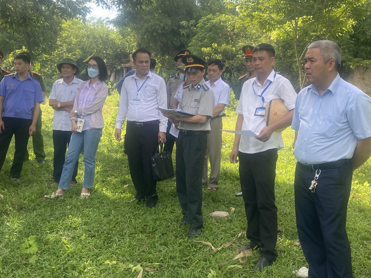 Chi cục THADS huyện Sơn Dương tổ chức cưỡng chế kê biên quyền sử dụng đất và tài sản gắn liền với đất tại xã Sơn Nam.