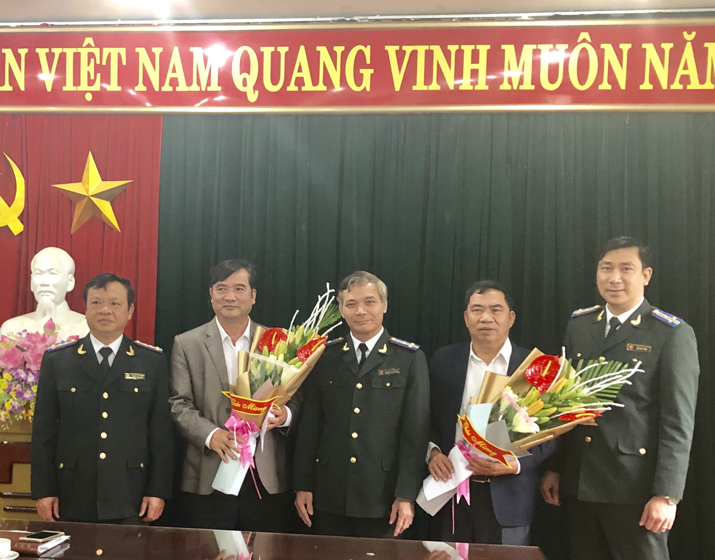 Trao quyết định nghỉ hưu để hưởng chế độ bảo hiểm xã hội