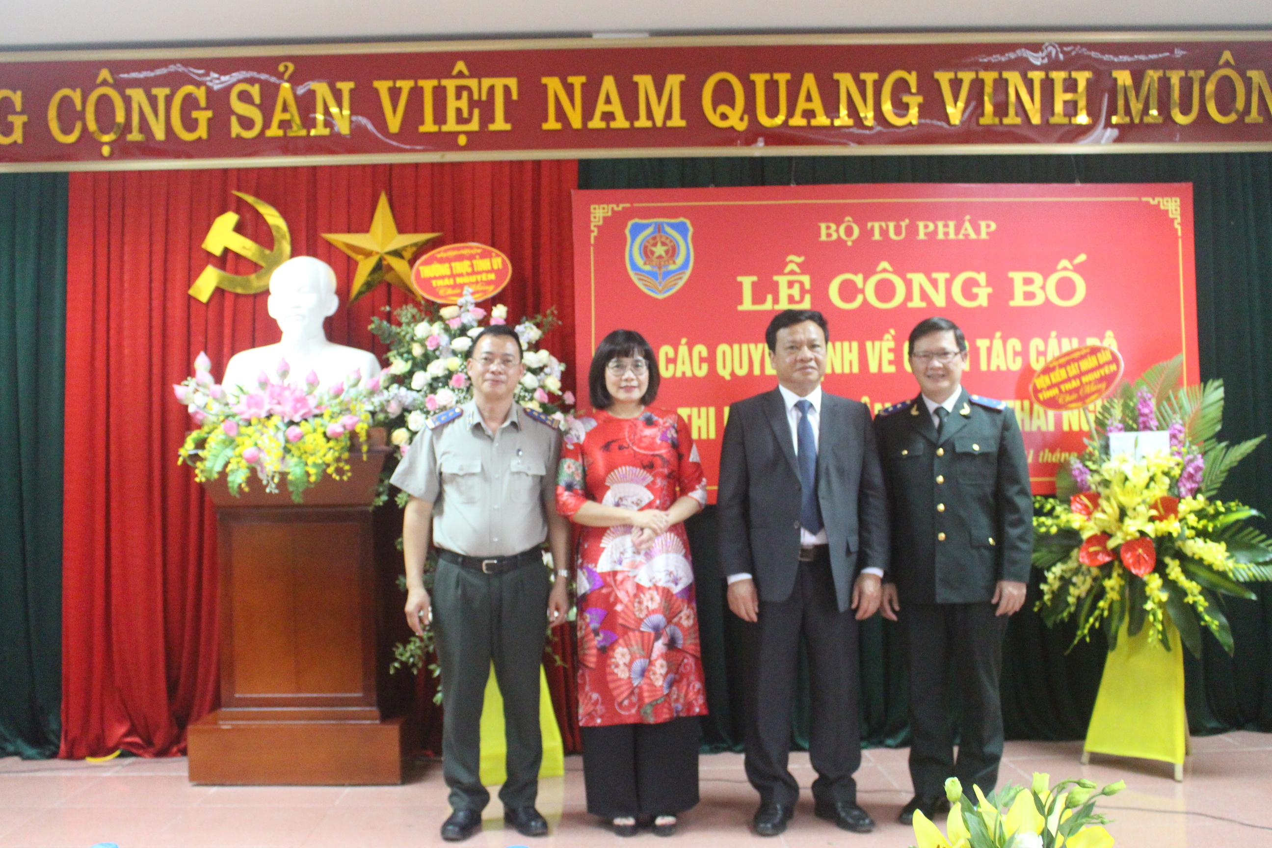 Trao quyết định bổ nhiệm Cục trưởng Cục Thi hành án dân sự Thái Nguyên