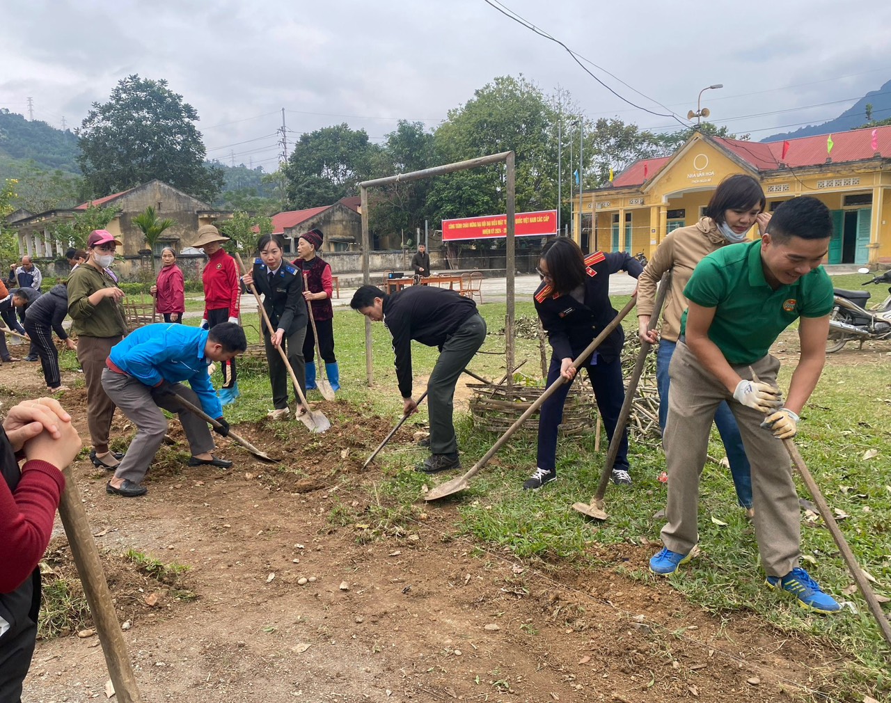 Công chức, người lao động Chi cục THADS huyện Na Hang tham gia hoạt động tại cơ sở theo Đề án 02 của Ban Thường vụ Tỉnh uỷ