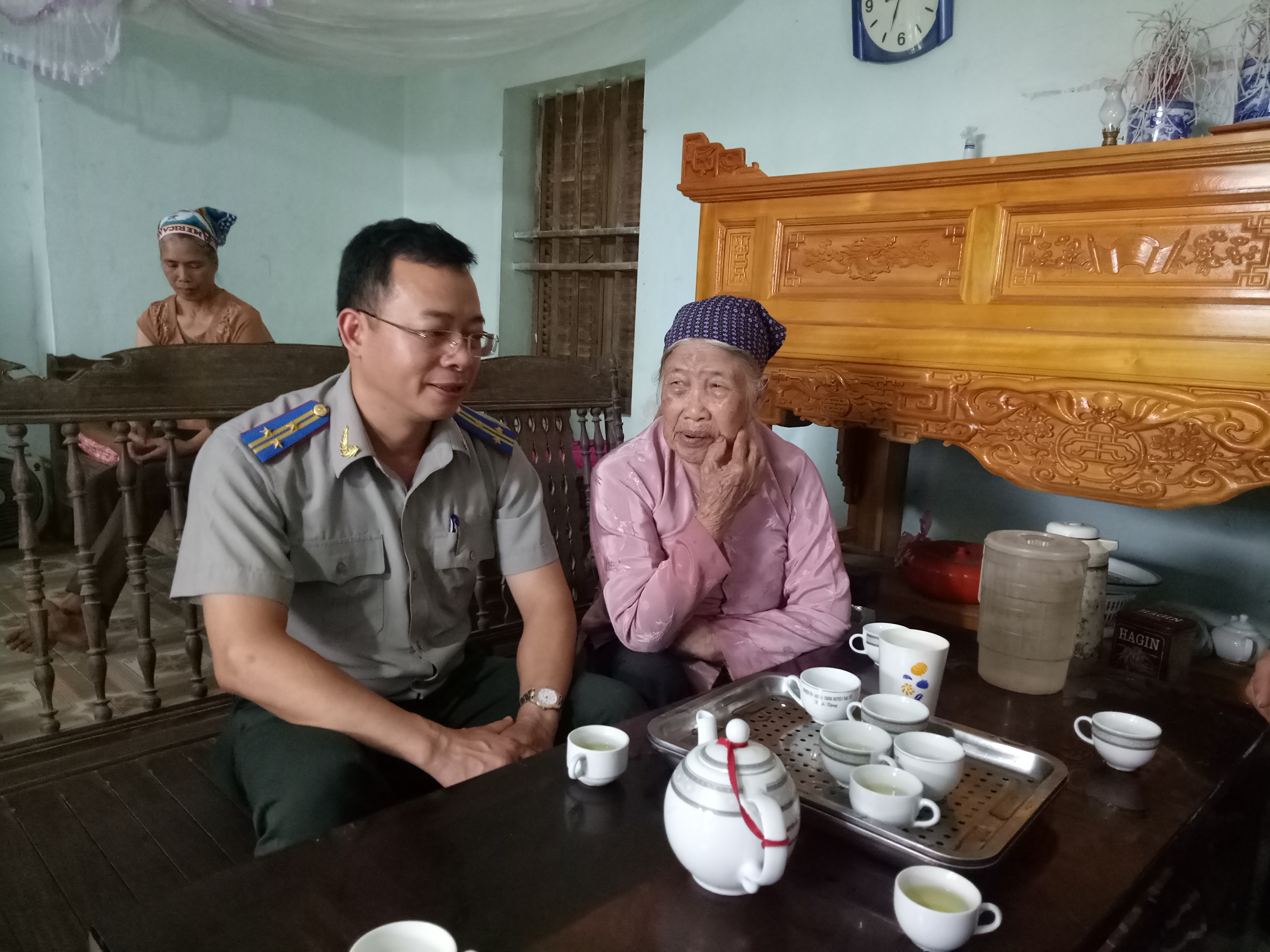 Thăm hỏi, tặng quà mẹ Việt Nam anh hùng Đào Thị Mùi