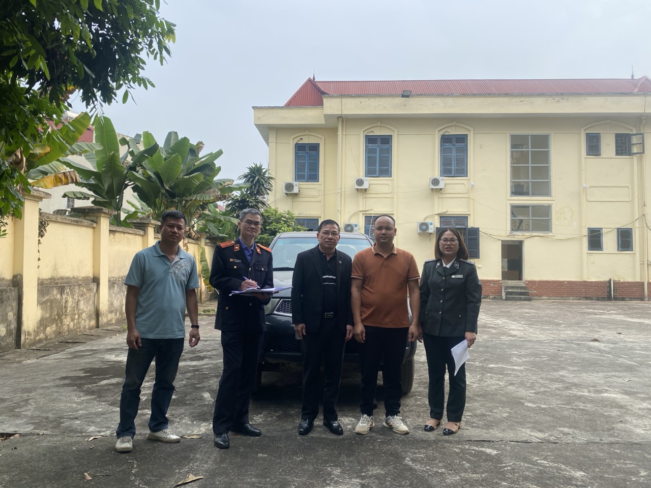 Chi cục THADS huyện Hàm Yên tổ chức giao tài sản cho người trúng đấu giá