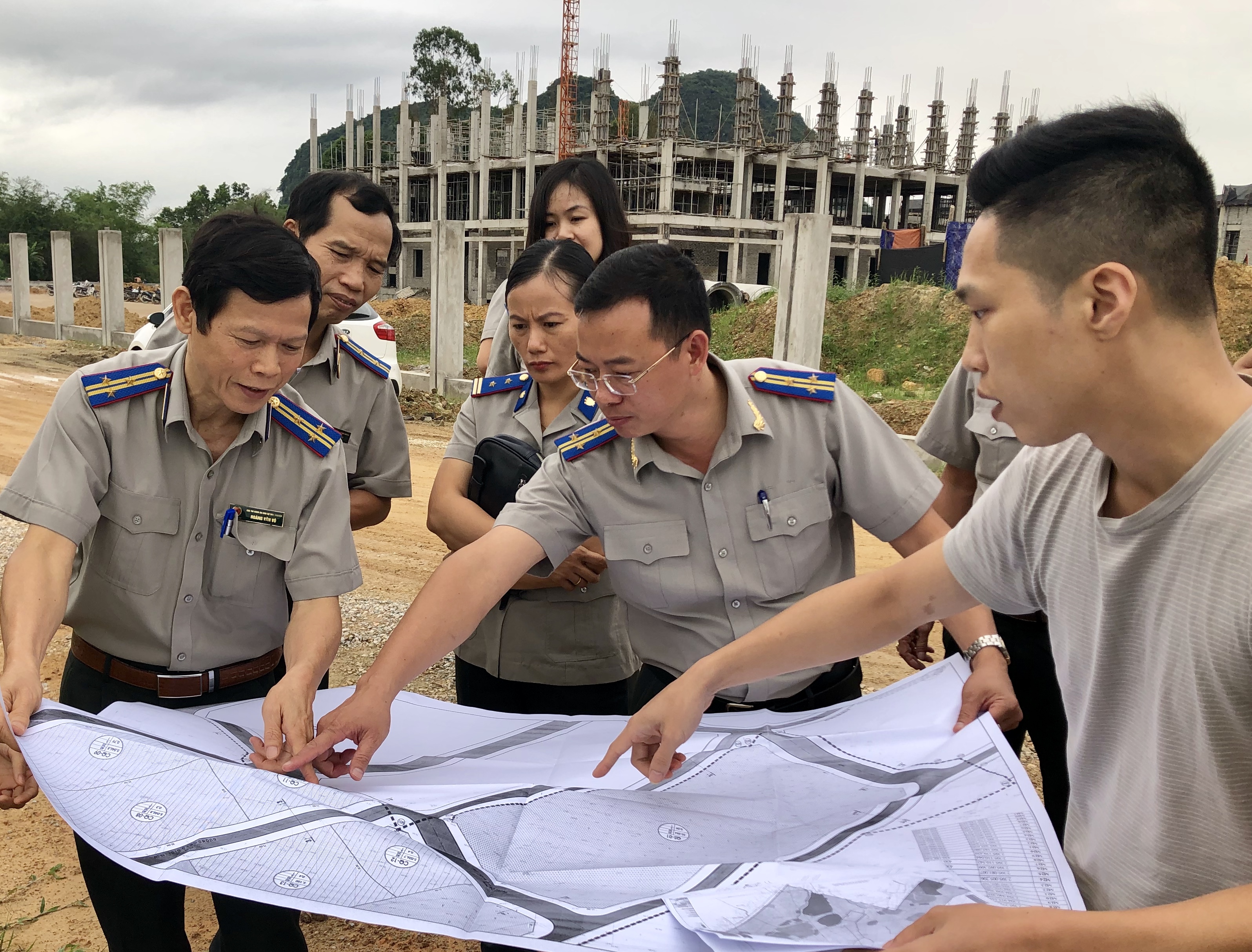 Cục trưởng Thi hành án dân sự tỉnh thị sát việc xây dựng trụ sở tại khu hành chính mới huyện Đồng Hỷ