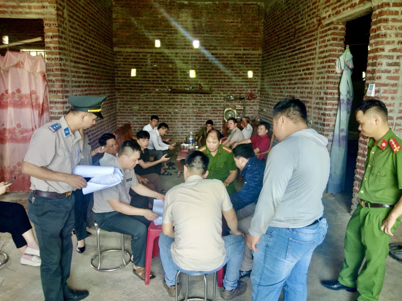 Chi cục THADS huyện Chiêm Hóa tổ chức cưỡng chế kê biên quyền sử dụng đất và tài sản gắn liền với đất tại xã Xuân Quang.