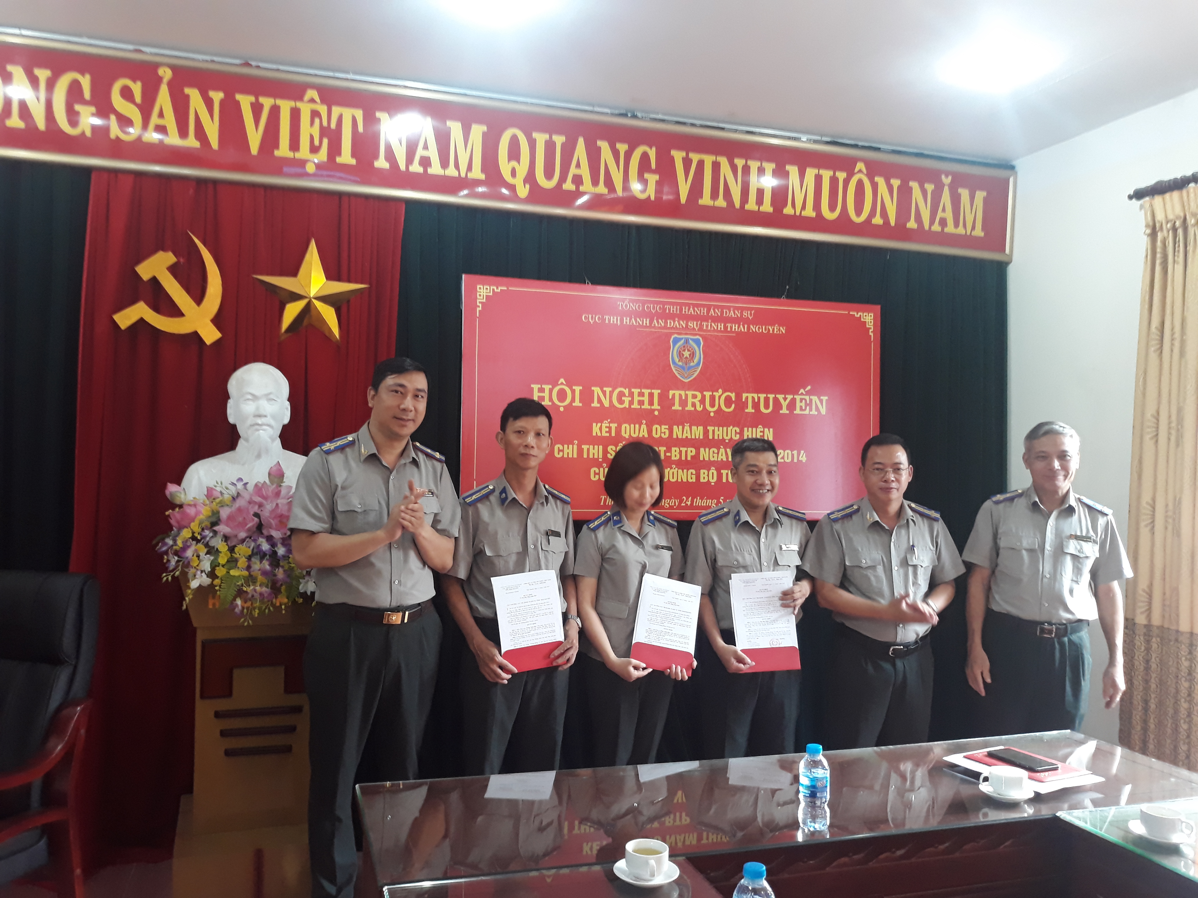 Công bố, trao Quyết định điều động, biệt phái công chức