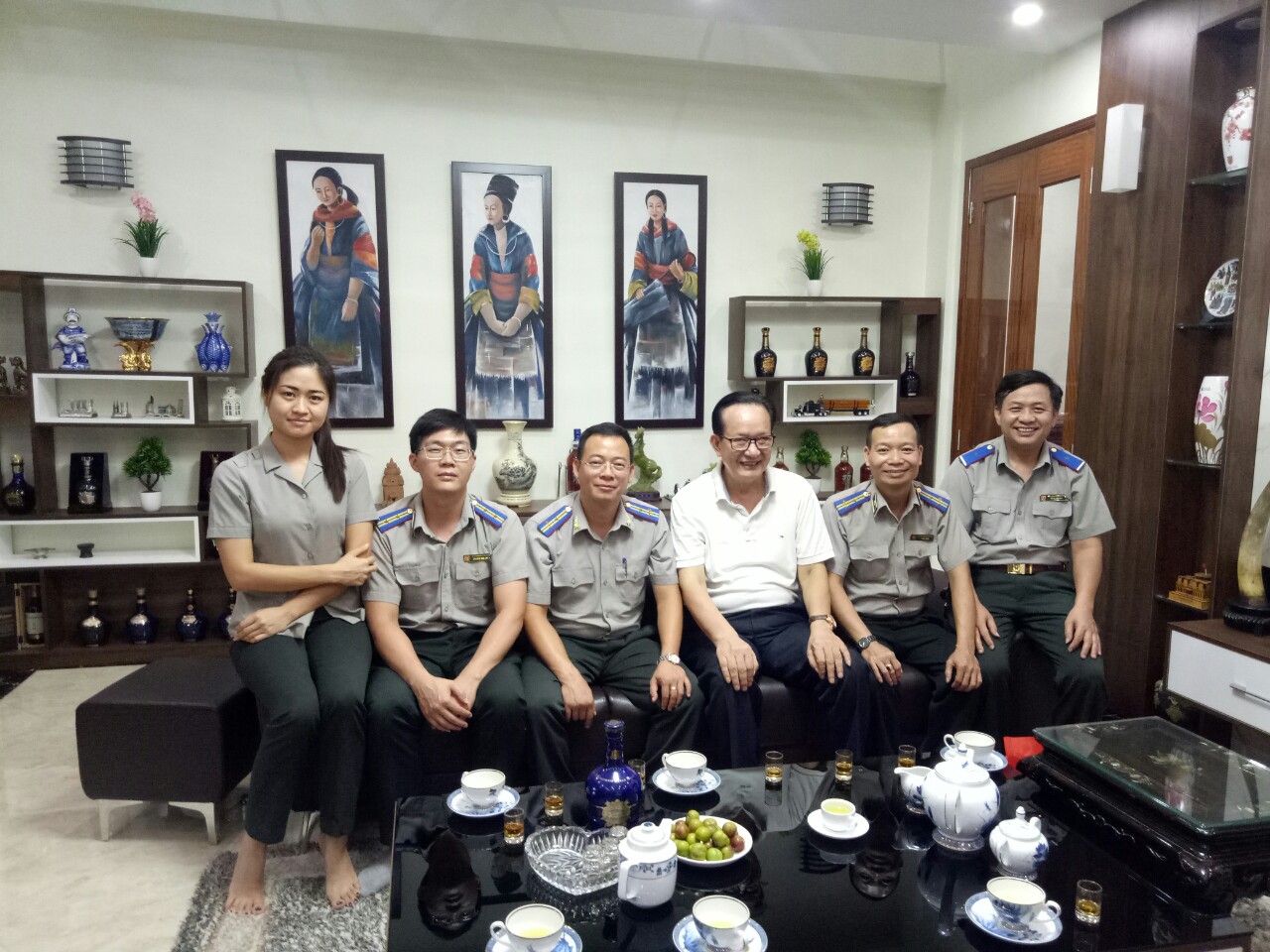 Cục Thi hành án dân sự tỉnh tổ chức thăm, tặng quà nguyên lãnh đạo Cục THADS tỉnh và Sở Tư pháp