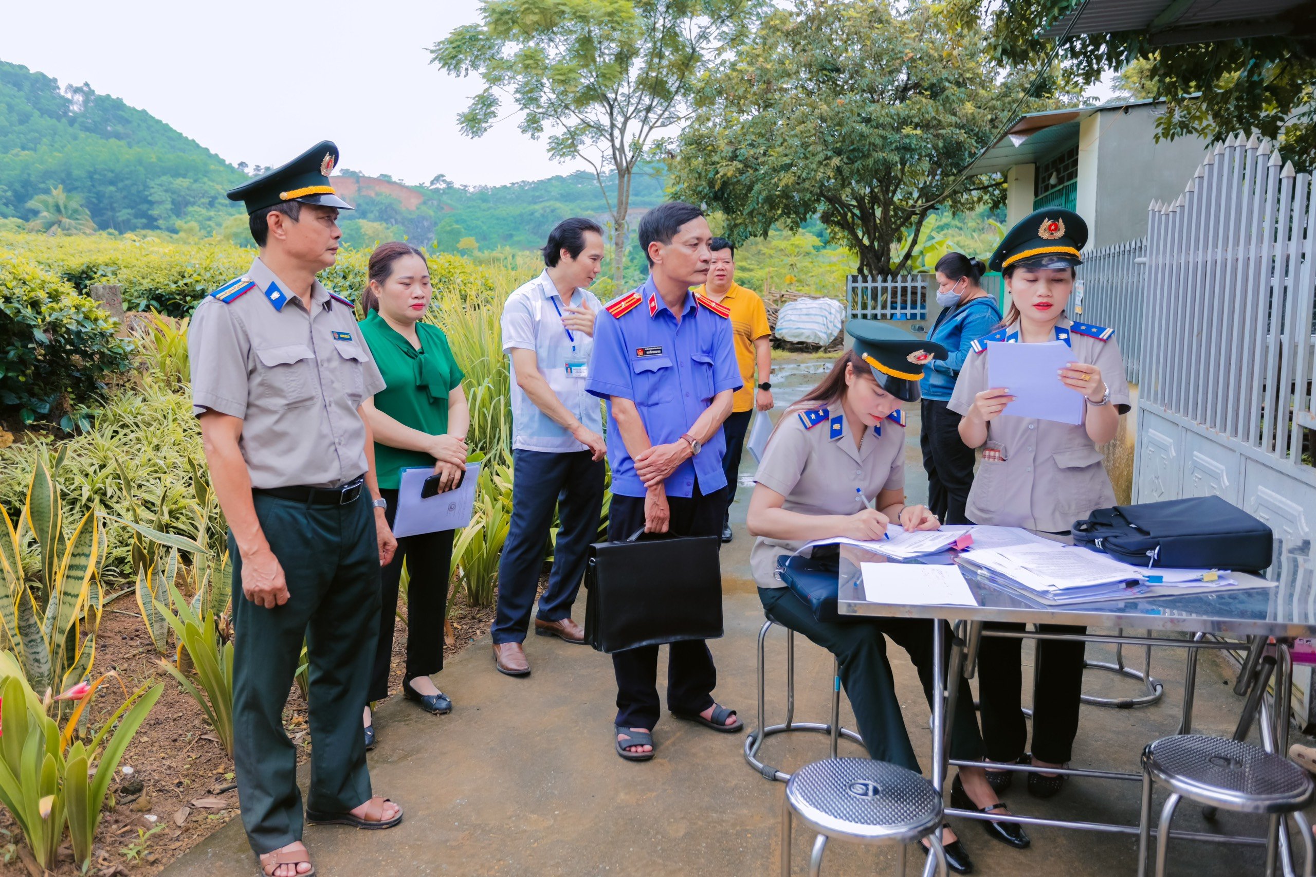 Chi cục THADS thành phố Tuyên Quang cưỡng chế thành công việc chuyển giao quyền sử dụng đất cho Công ty cổ phần Chè Sông Lô.
