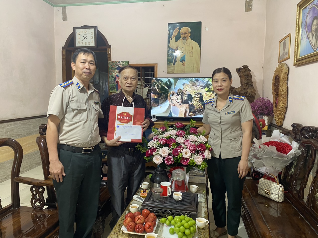 Chi cục THADS huyện Yên Sơn thăm hỏi gia đình người có công nhân dịp ngày thương binh liệt sỹ 27/7