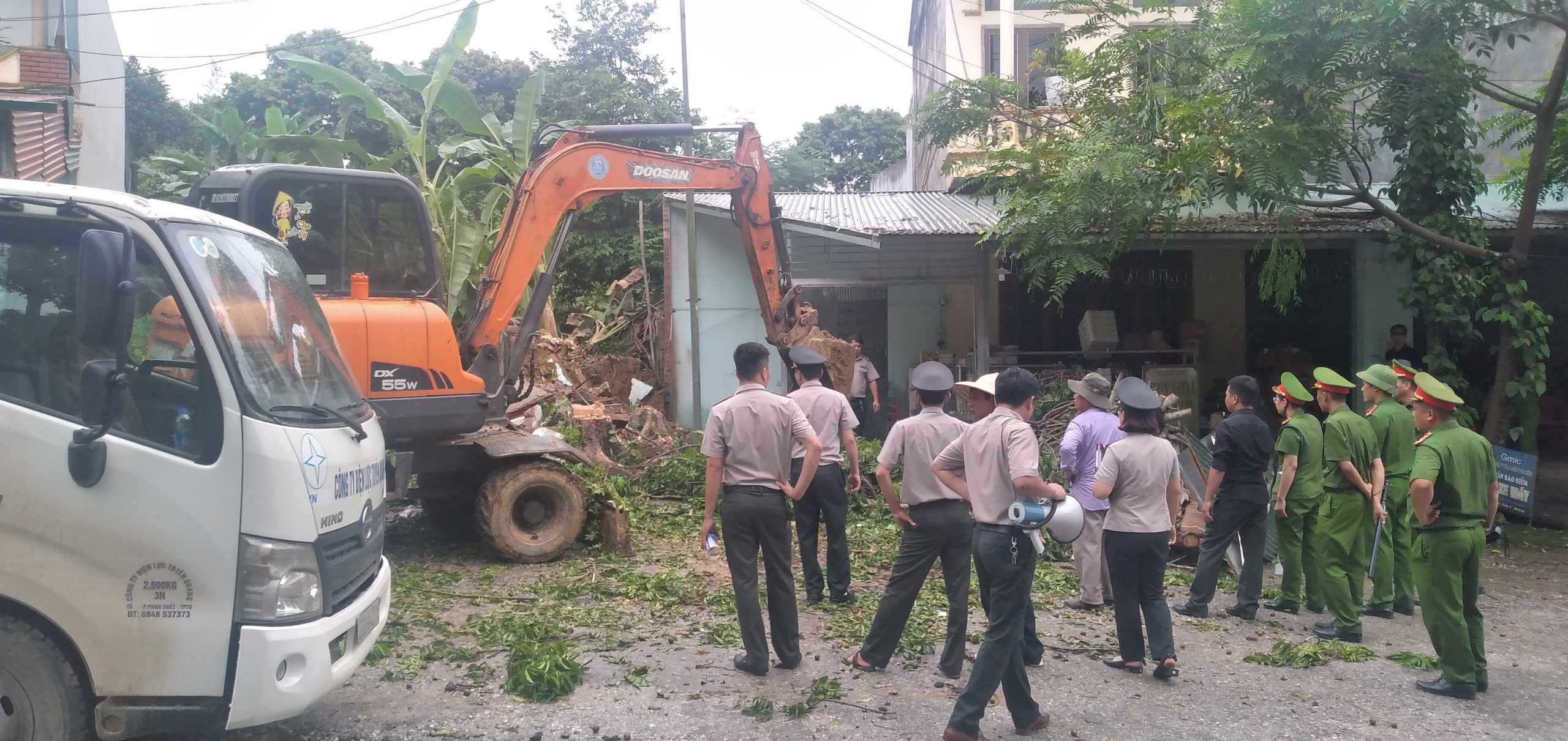 Chi cục THADS huyện Hàm Yên tổ chức thành công việc cưỡng chế thi hành án dân sự