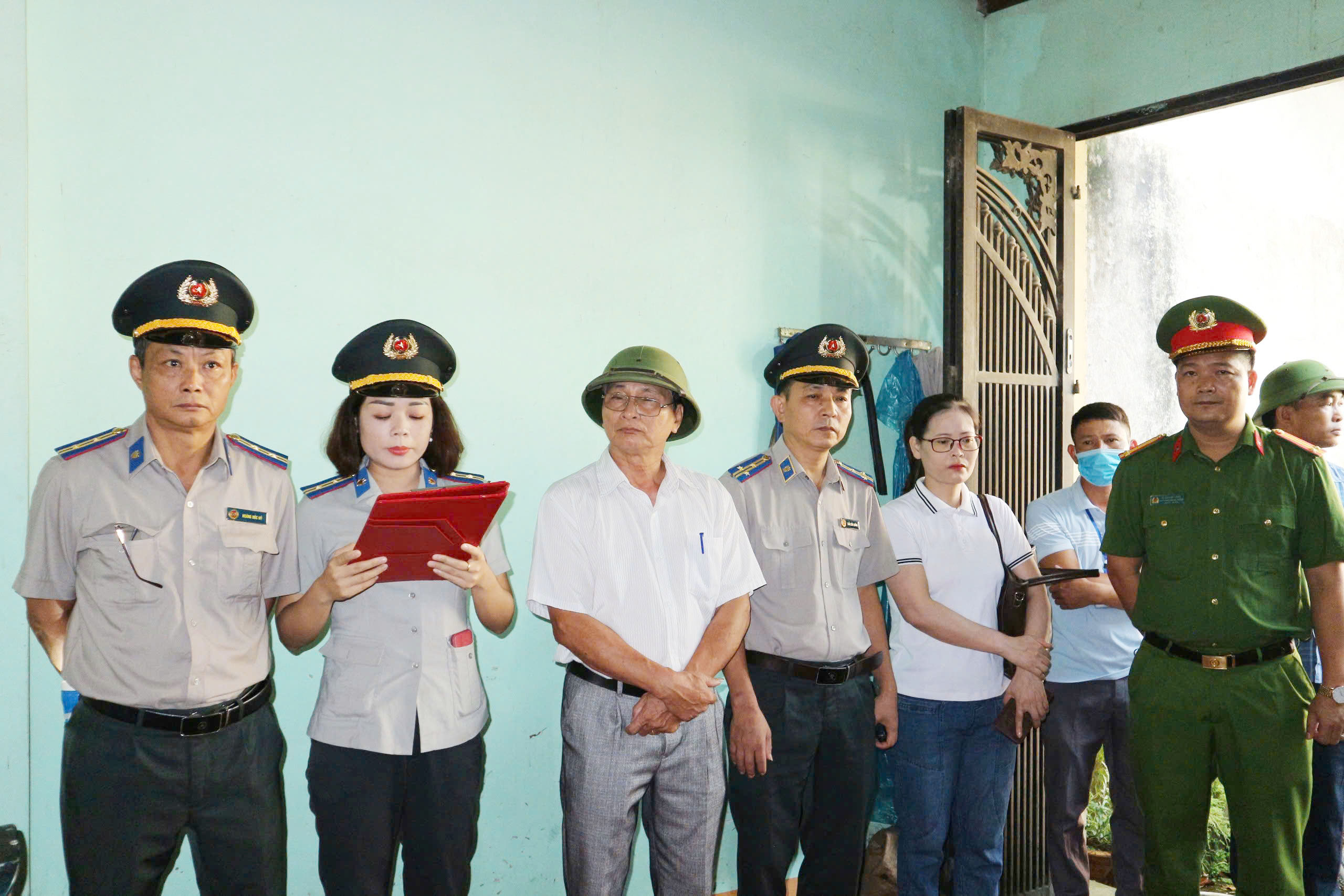 Chi cục Thi hành án dân sự thành phố Tuyên Quang cưỡng chế trả nhà, giao nhà sau ly hôn.