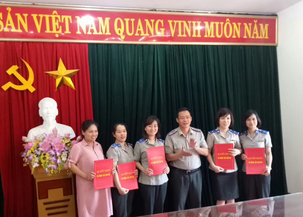 Cục THADS tỉnh công bố và trao Quyết định nâng ngạch công chức