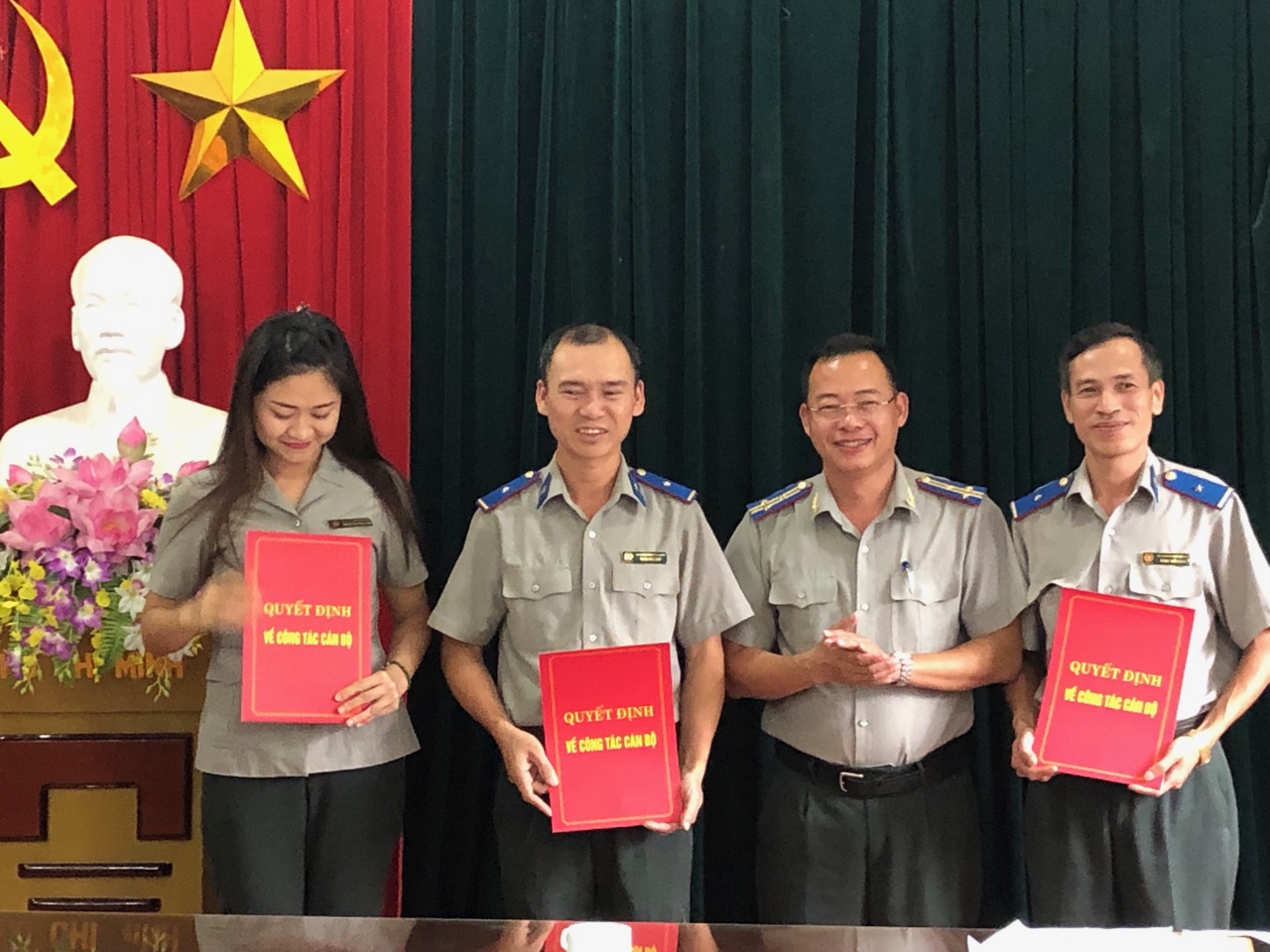 Cục THADS tỉnh công bố và trao Quyết định nâng ngạch Thư ký Thi hành án