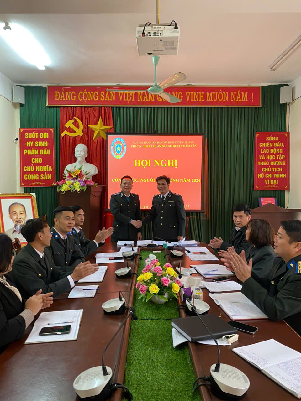 Chi cục Thi hành án dân sự huyện Hàm Yên tổ chức  Hội nghị công chức, người lao động năm 2024, triển khai nhiệm vụ năm 2025