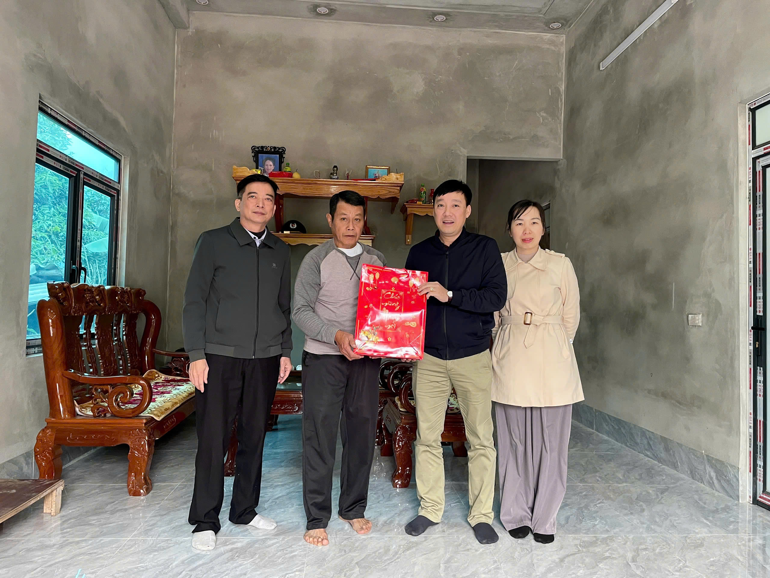 Chi cục THADS huyện Na Hang tặng quà, chúc tết cán bộ hưu trí, gia đình chính sách, hộ nghèo trên địa bàn nhân dịp tết nguyên đán Ất Tỵ năm 2025