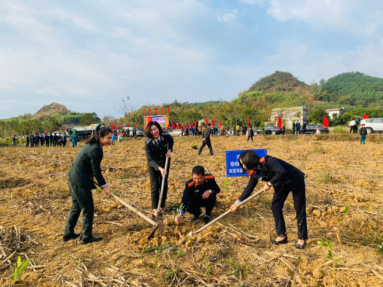 Chi cục THADS thành phố Tuyên Quang tham gia Lễ phát động Tết trồng cây Xuân Ất Tỵ năm 2025.