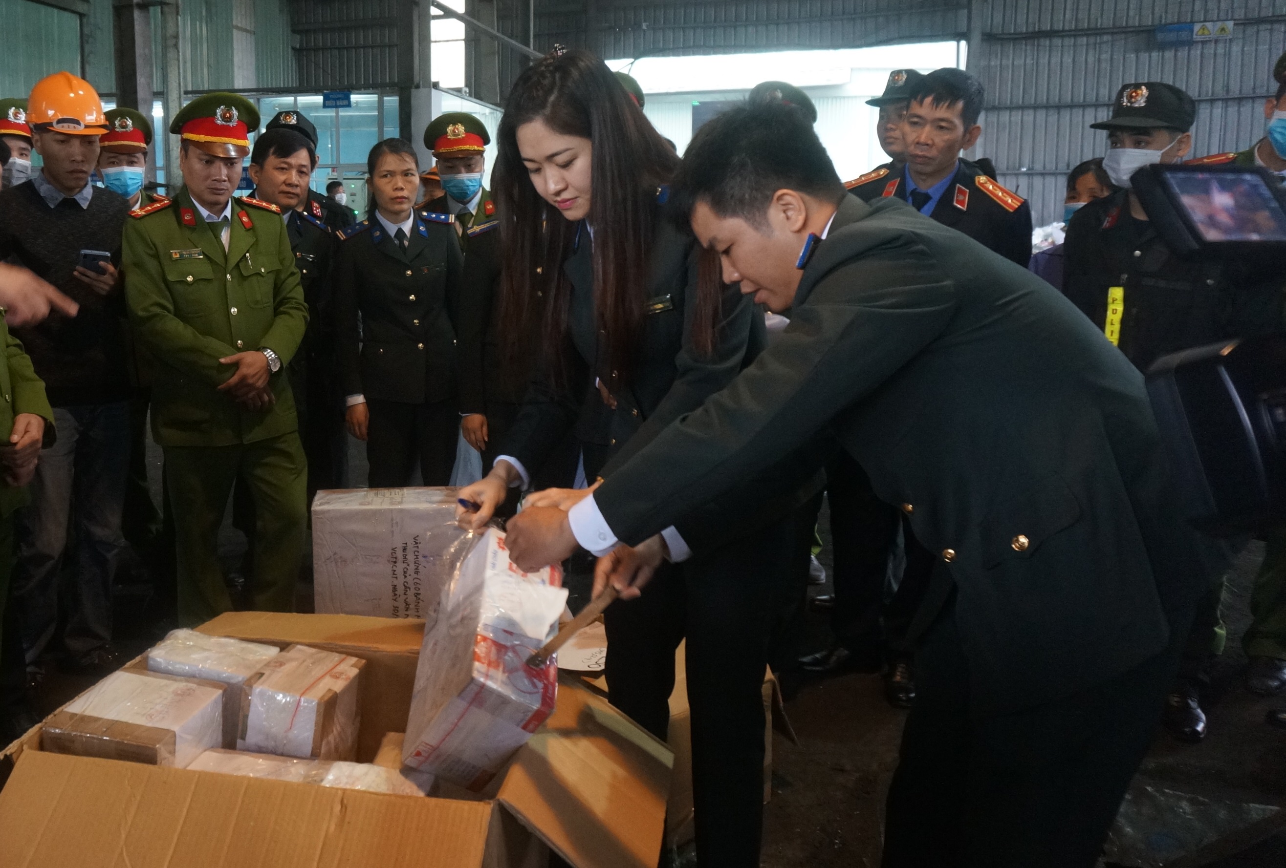 Cục Thi hành án dân sự tỉnh tổ chức tiêu hủy 110 bánh heroin và gần 20kg ma túy đá