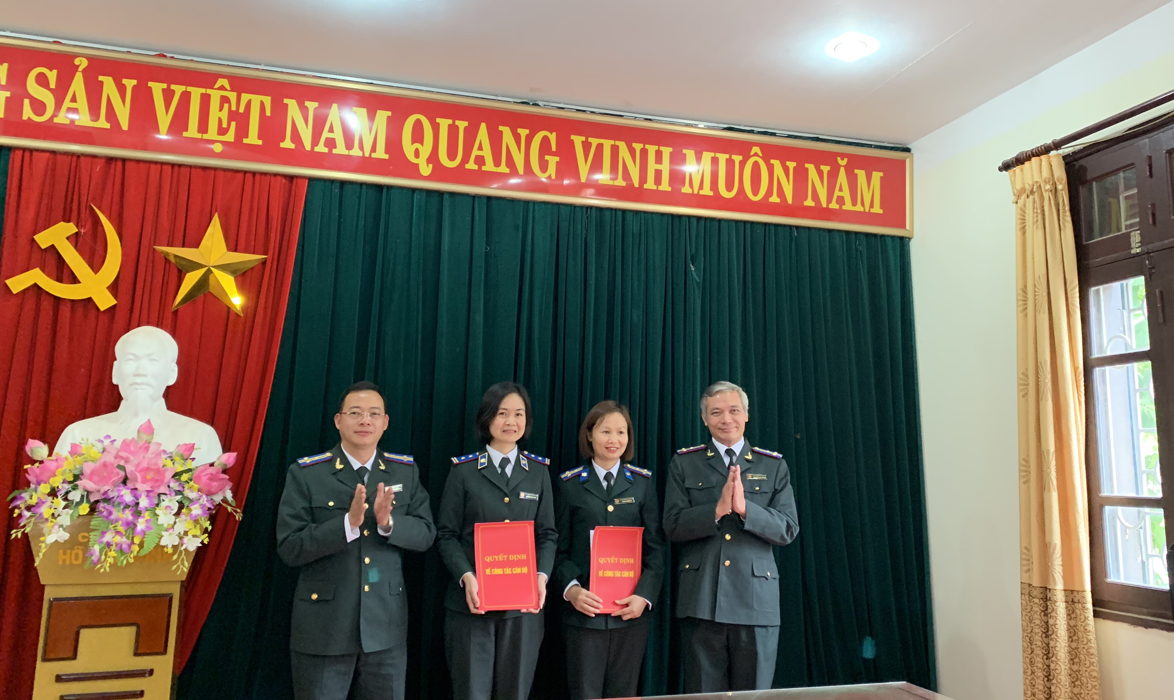 Cục trưởng Cục THADS tỉnh trao các Quyết định về công tác Tổ chức cán bộ