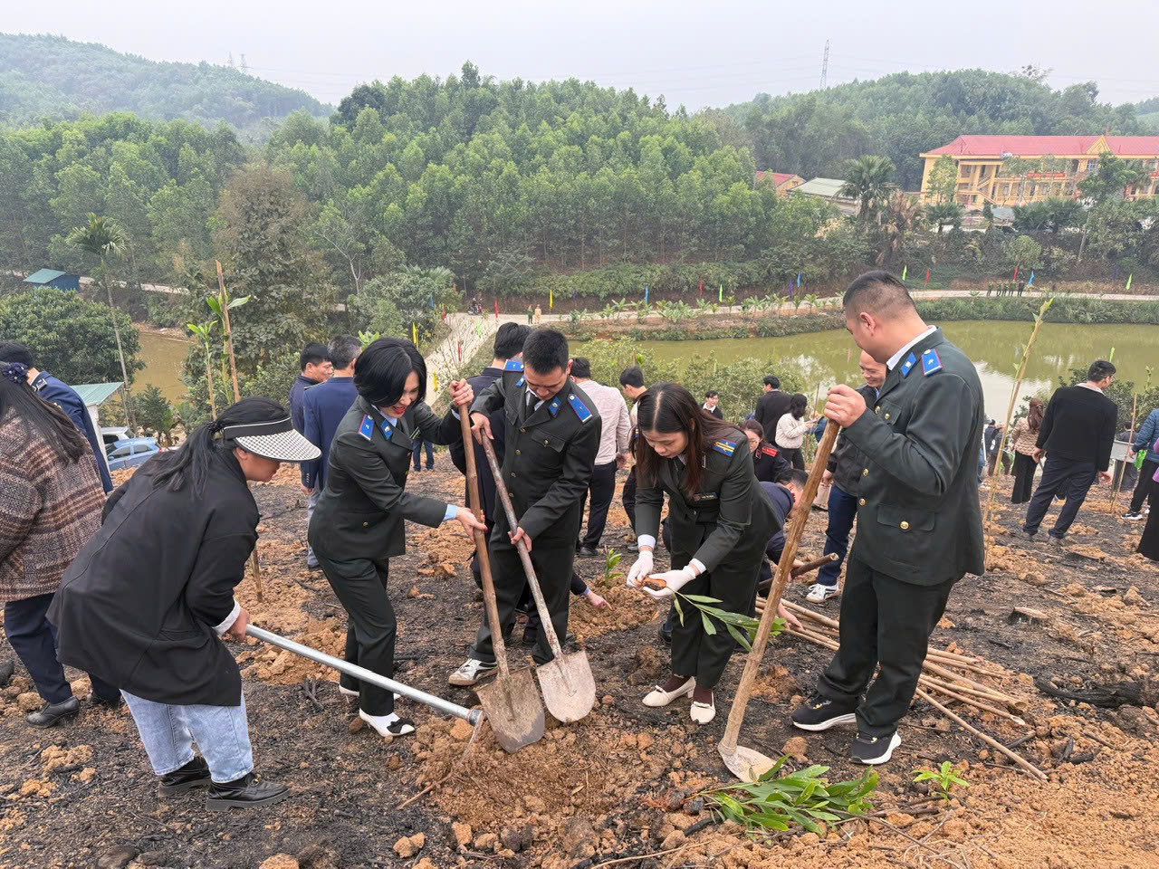 Chi cục THADS huyện Yên Sơn hưởng ứng Tết trồng cây Xuân Ất Tỵ năm 2025