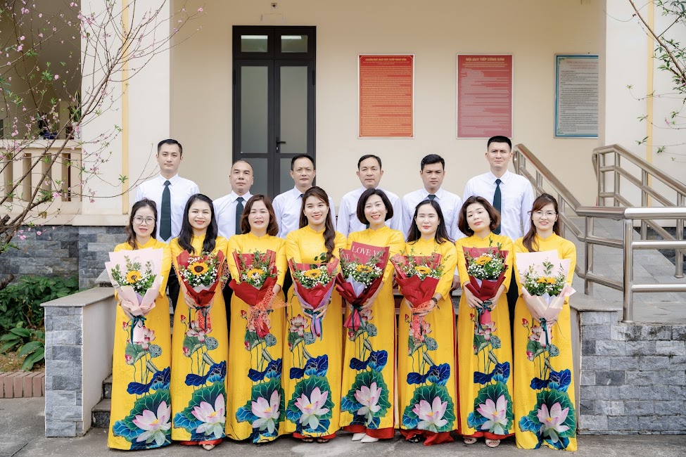 Nữ đoàn viên công đoàn Chi cục Thi hành án dân sự thành phố Tuyên Quang - Tự hào những chiếc áo dài Việt Nam.