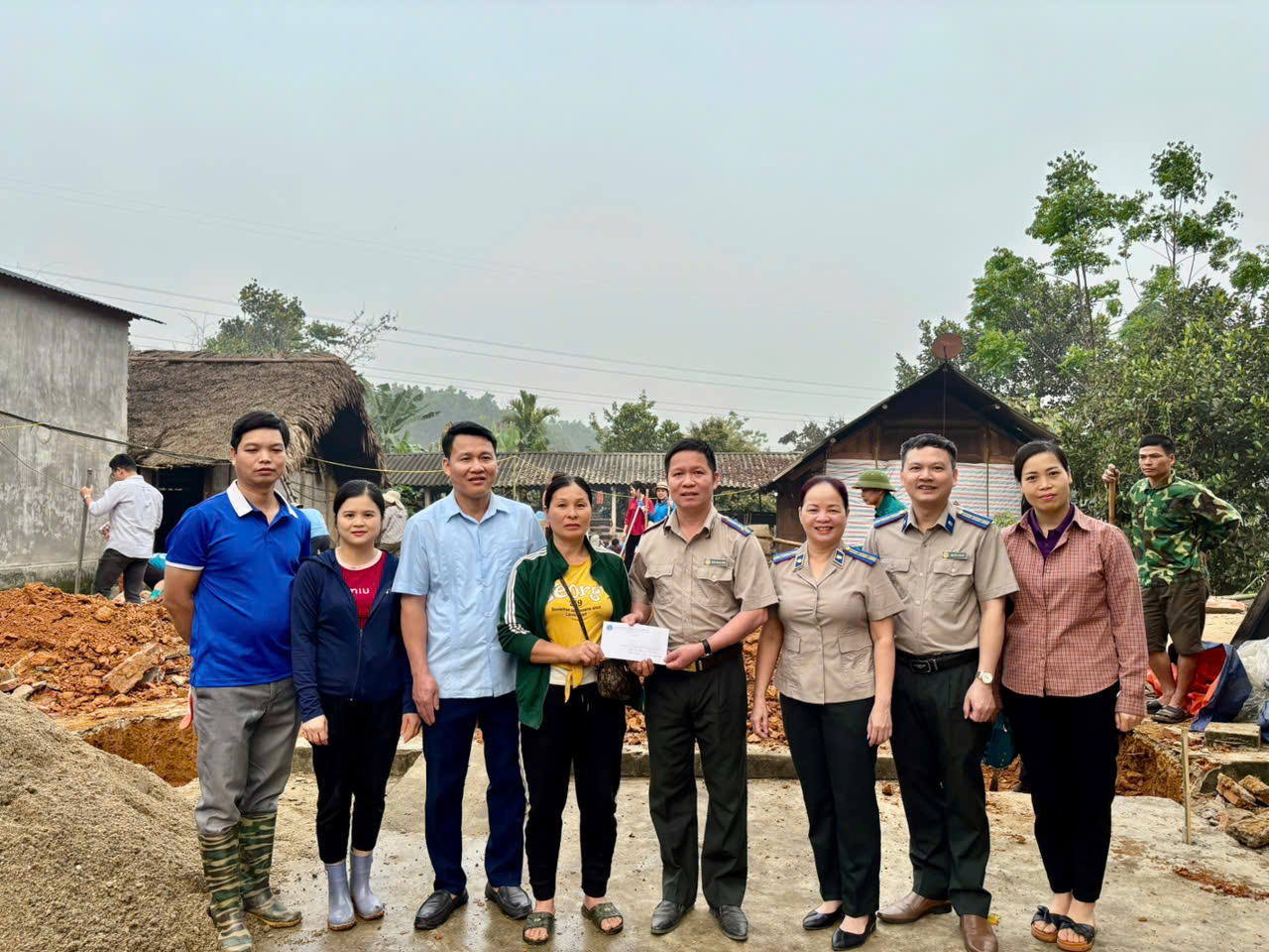 Chi cục THADS huyện Chiêm Hóa phối hợp thực hiện Đề án xóa nhà tạm, nhà dột nát cho hộ nghèo.