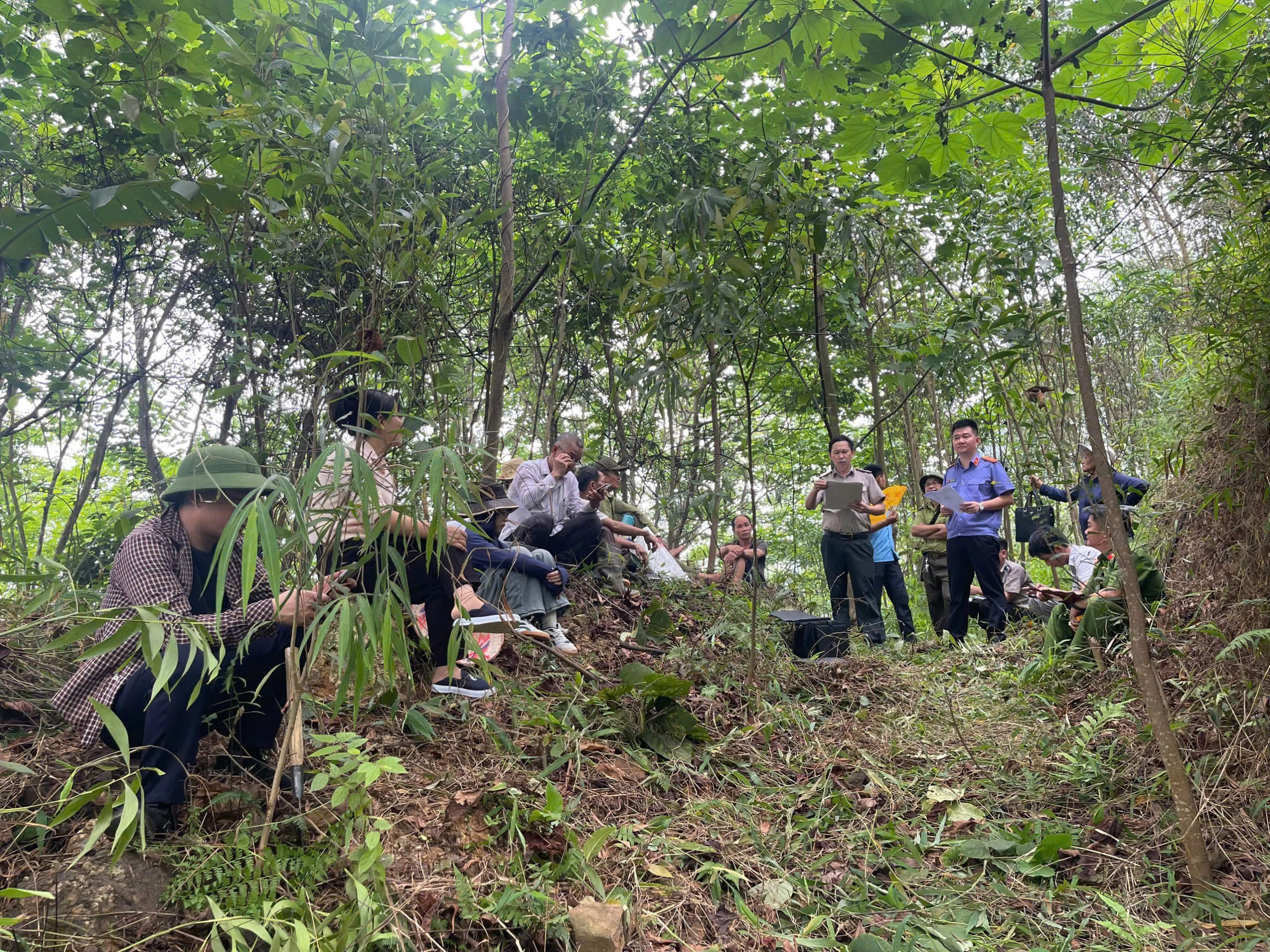 Chi cục Thi hành án dân sự huyện Yên Sơn tổ chức giao tài sản cho người được thi hành án.