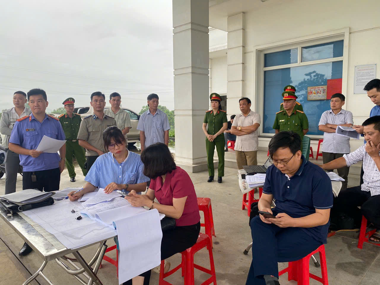 Chi cục Thi hành án dân sự huyện Yên Sơn tổ chức cưỡng chế thi hành án.