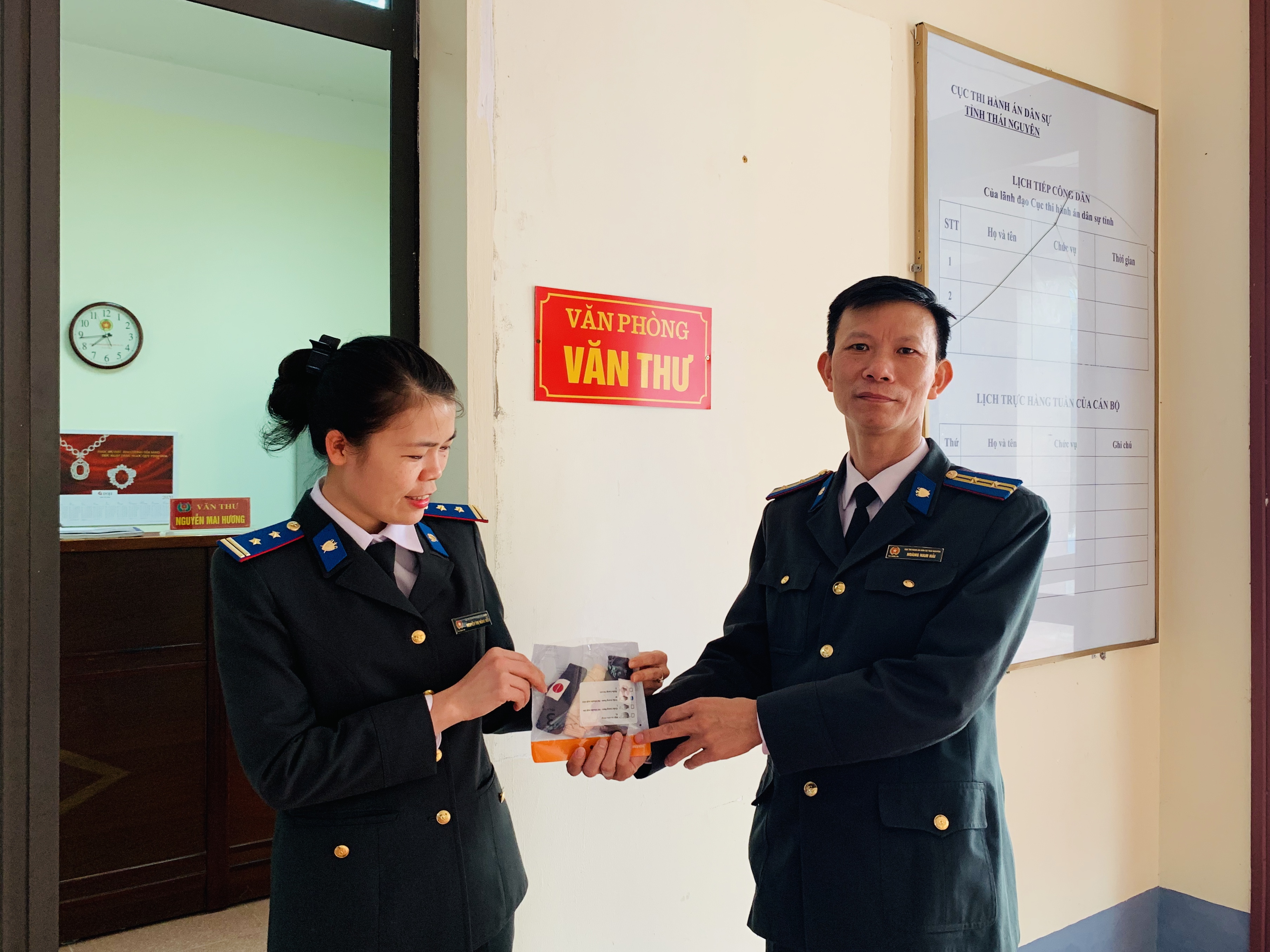 Cục THADS tỉnh phát khẩu trang cho công chức, người lao động