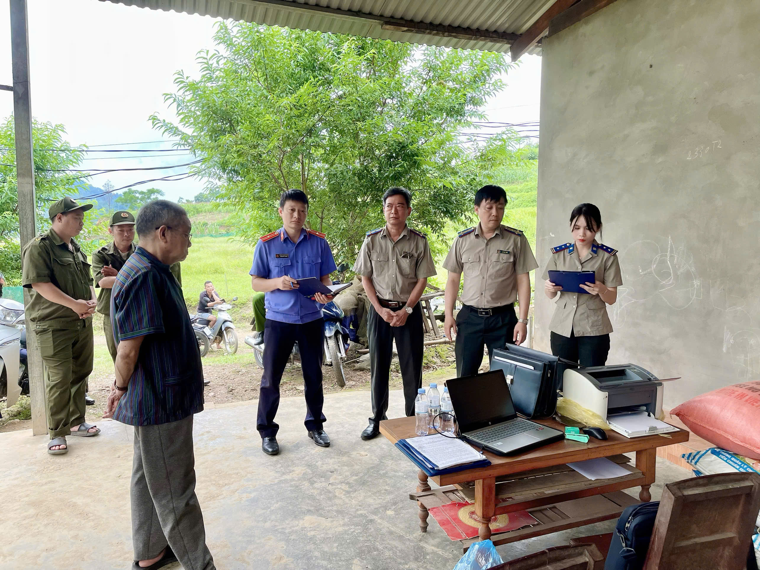 Chi cục THADS huyện Na Hang tổ chức cưỡng chế thi hành án chuyển giao quyền sử dụng đất tại xã Sơn Phú