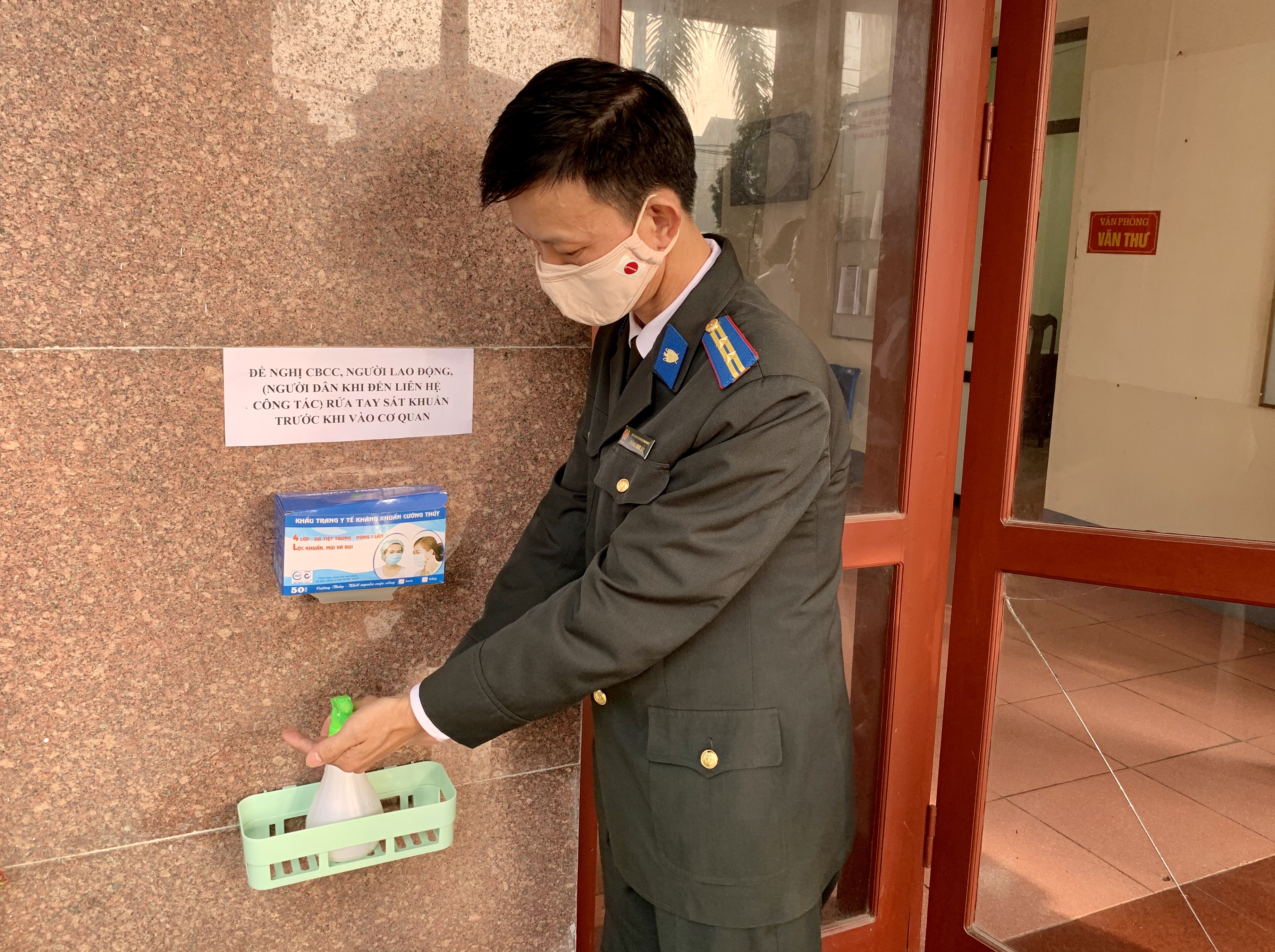 Công chức, người lao động sát trùng trước khi vào cơ quan