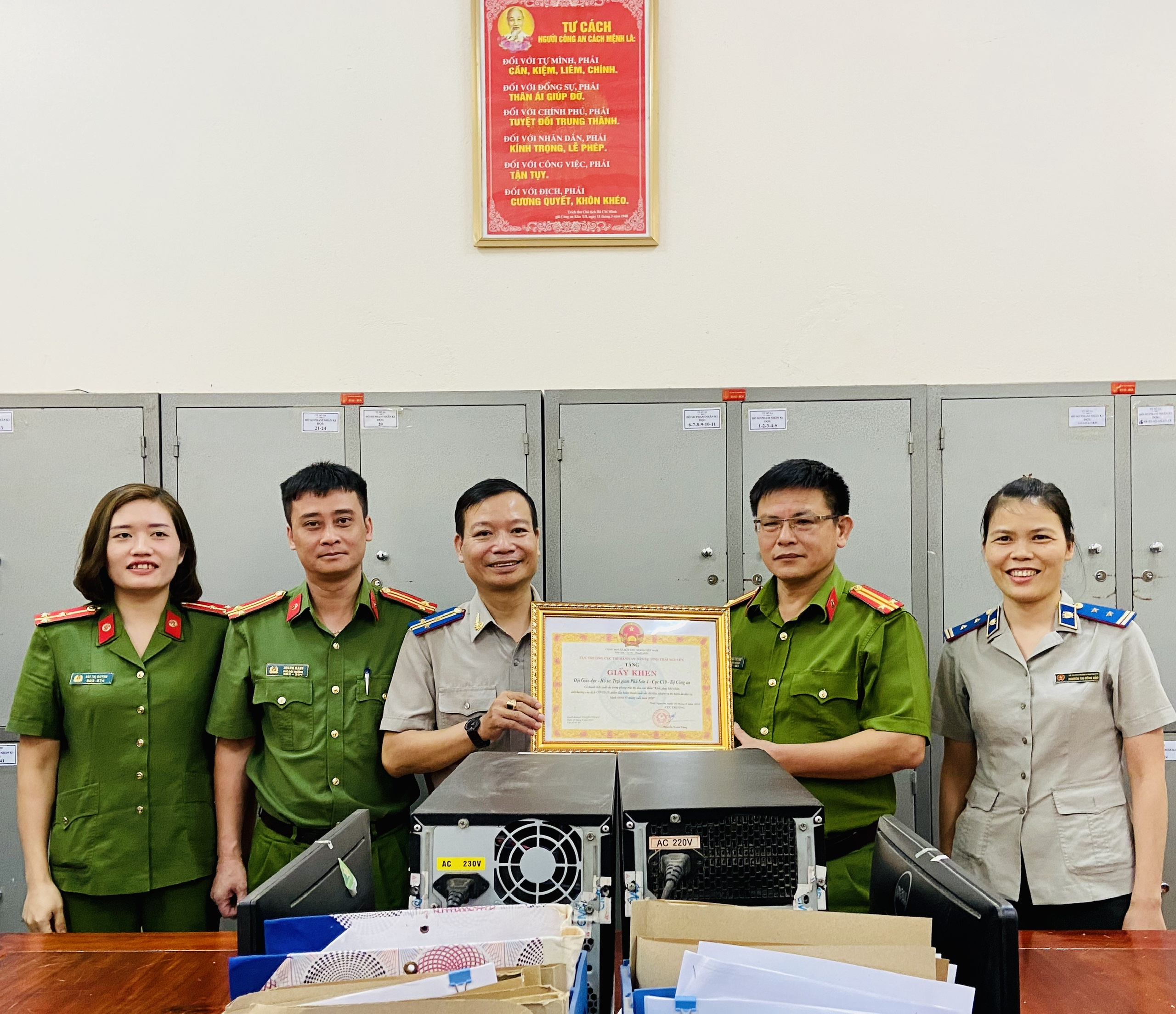 Trao tặng Giấy khen nhân ngày truyền thống ngành Tư pháp Việt Nam