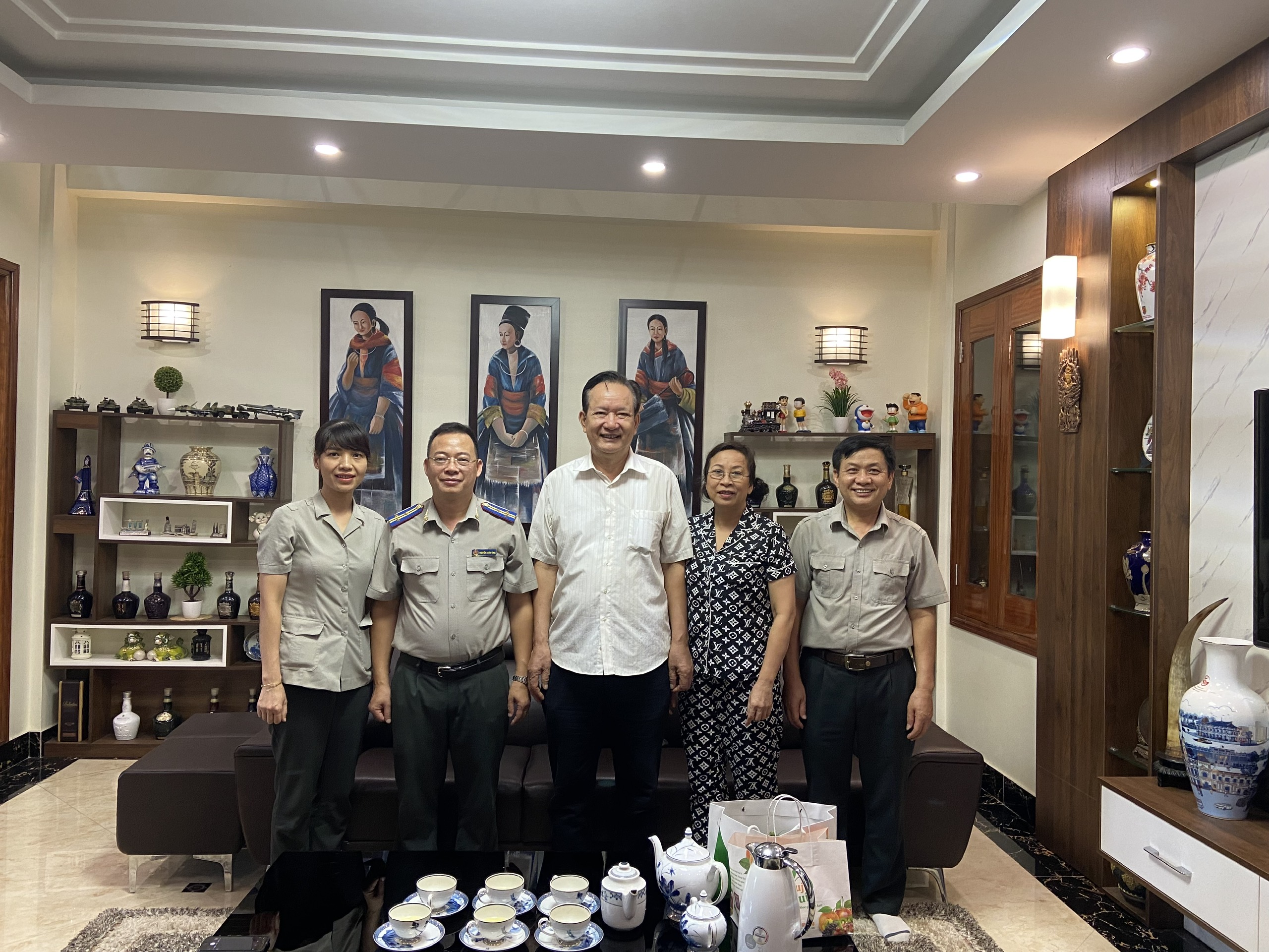 Thăm hỏi các đồng chí Nguyên Giám đốc Sở Tư pháp, Nguyên lãnh đạo Cục THADS tỉnh nhân Kỷ niệm Ngày truyền thống THADS