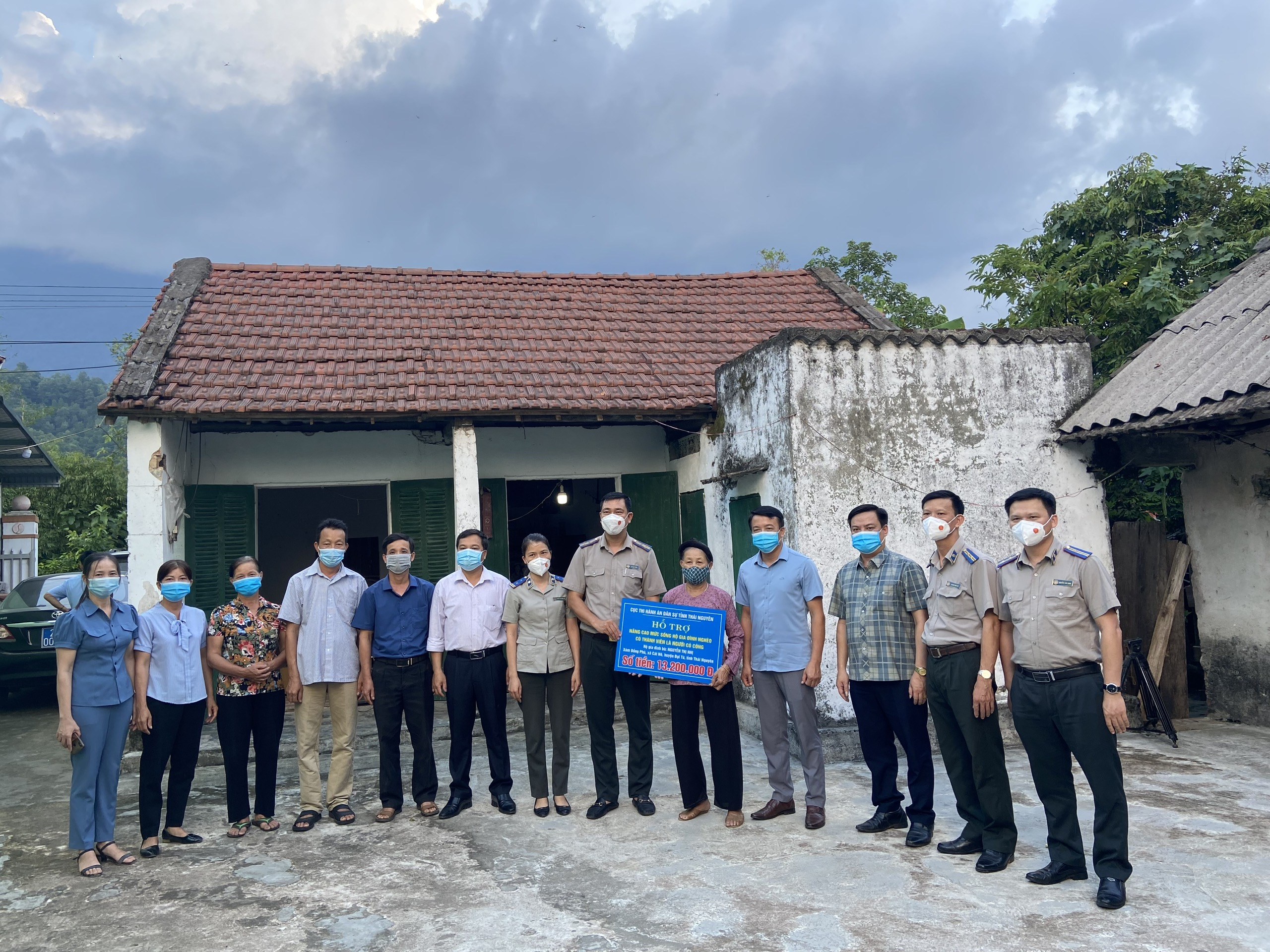 Cục THADS tỉnh thăm và tặng quà gia đình người có công với cách mạng tại huyện Đại Từ