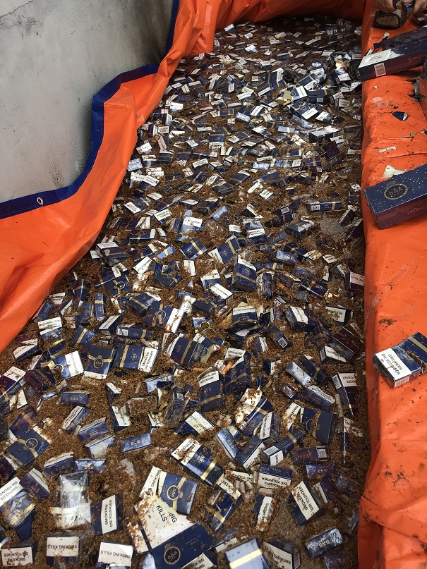 Ngày 26/3, Cục Thi hành án dân sự tỉnh Phú Thọ đã phối hợp với các Cơ quan Chức năng tỉnh Phú Thọ tổ chức tiêu hủy 3.600 bao thuốc lá điếu nhập lậu.