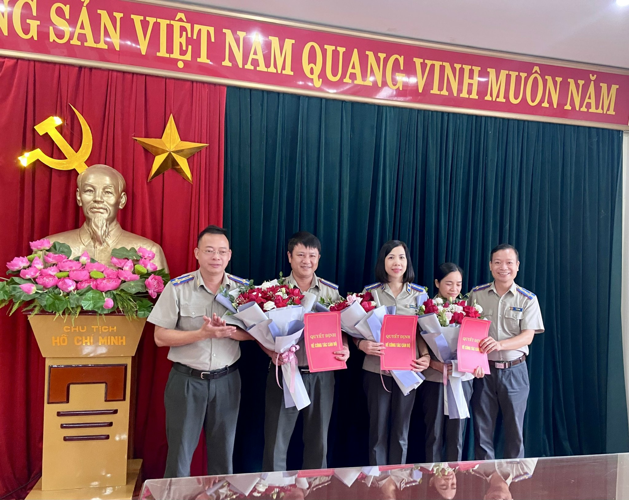 Cục THADS tỉnh trao quyết định bổ nhiệm ngạch Chấp hành viên trung cấp, Thẩm tra viên chính