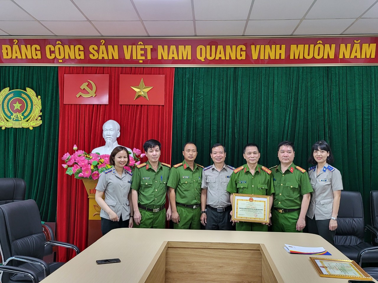 Cục THADS tỉnh thăm các đồng chí Nguyên Giám đốc Sở Tư pháp, Cục THADS tỉnh và trao khen nhân Kỷ niệm Ngày truyền thống THADS