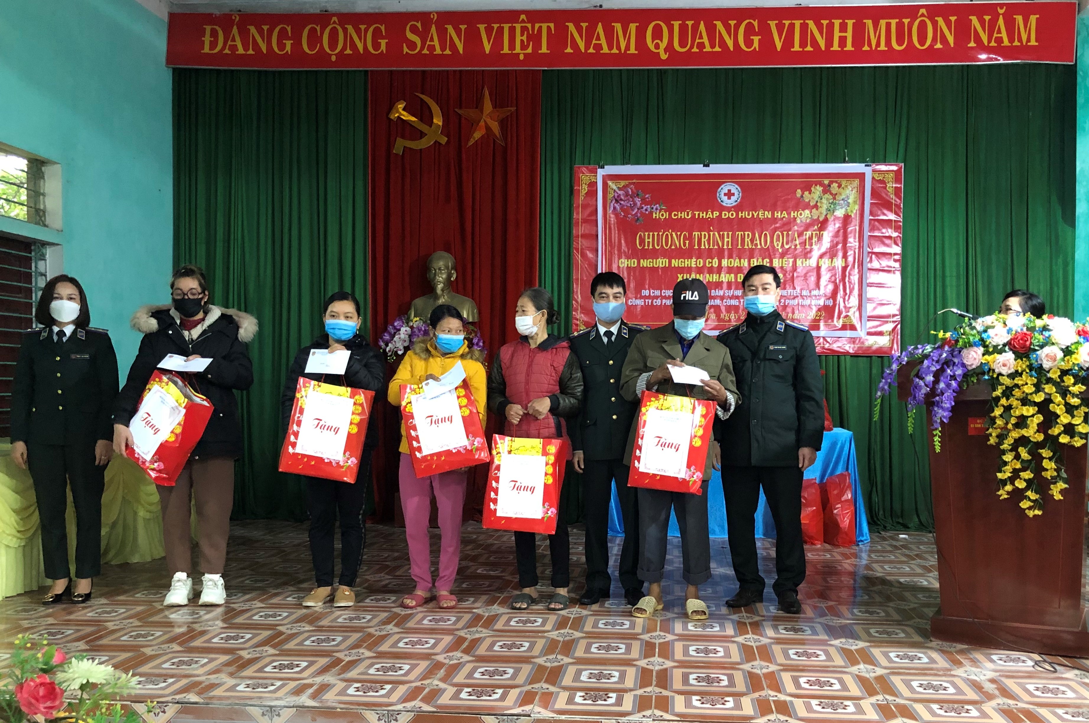 Các cơ quan Thi hành án dân sự thực hiện chính sách an sinh xã hội, trao quà Tết cho các hộ nghèo, hộ có hoàn cảnh khó khăn nhân dịp Xuân Nhâm Dần 2022