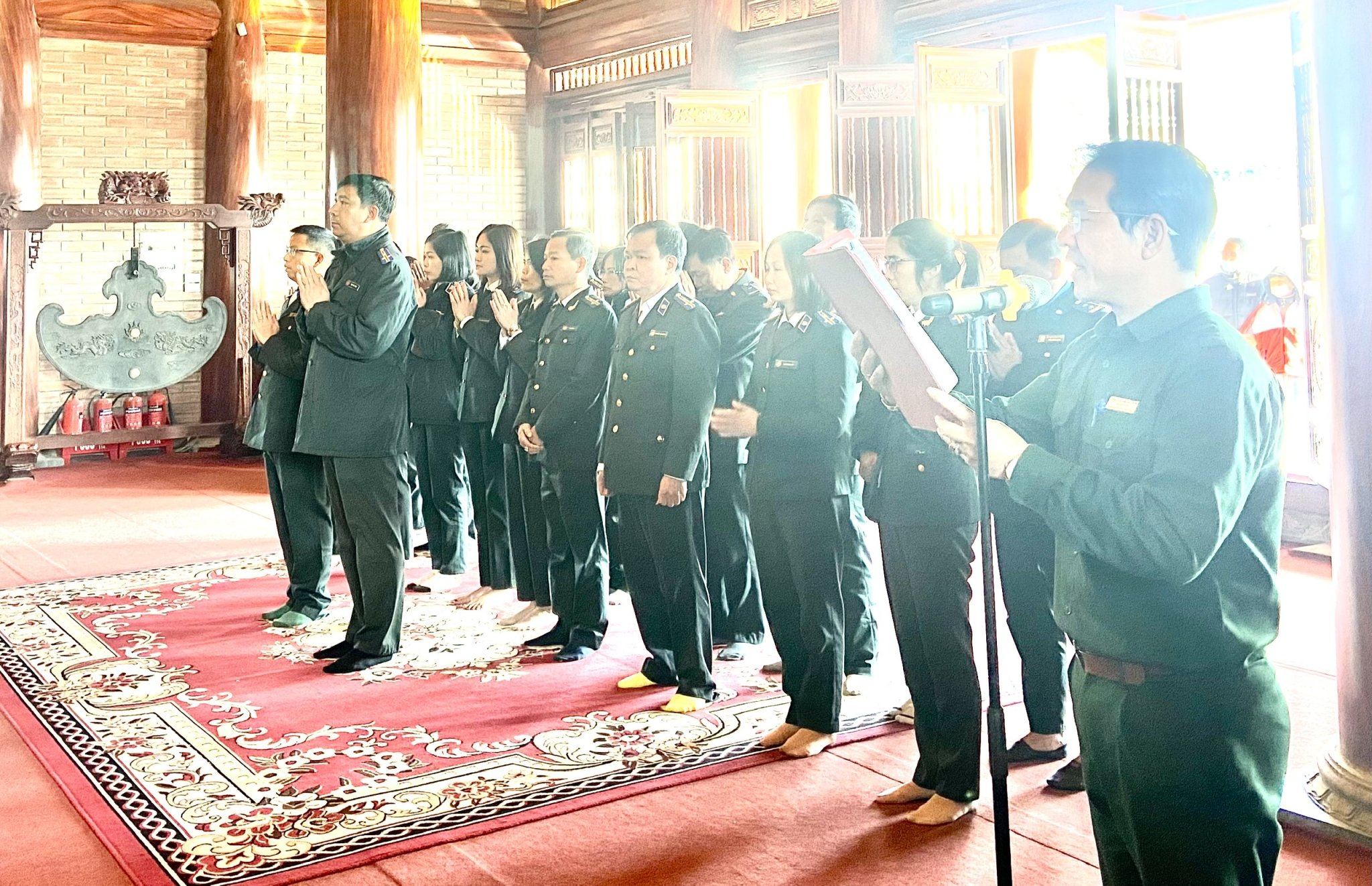 Dâng hương tại Khu di tích lịch sử Quốc gia 60 liệt sĩ thanh niên xung phong Đại đội 915, Đội 91 Bắc Thái