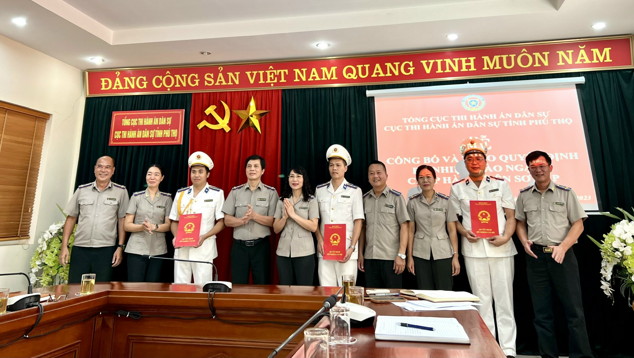 Công bố và trao Quyết định bổ nhiệm ngạch Chấp hành viên sơ cấp