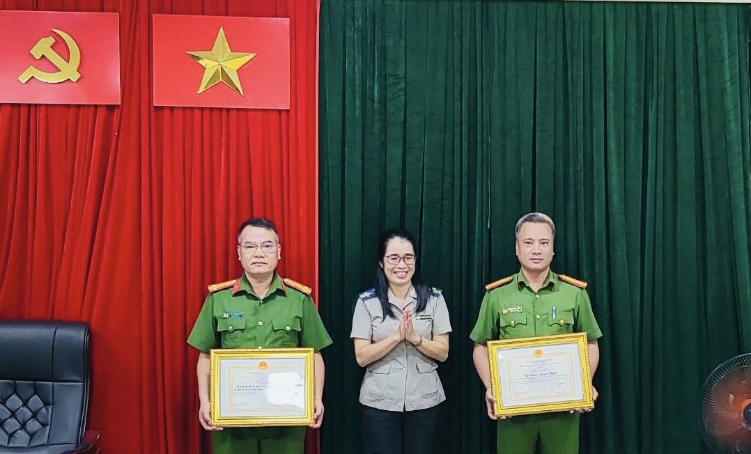 Trao Giấy khen của Tổng cục trưởng Tổng Cục THADS đợt thi đua cao điểm