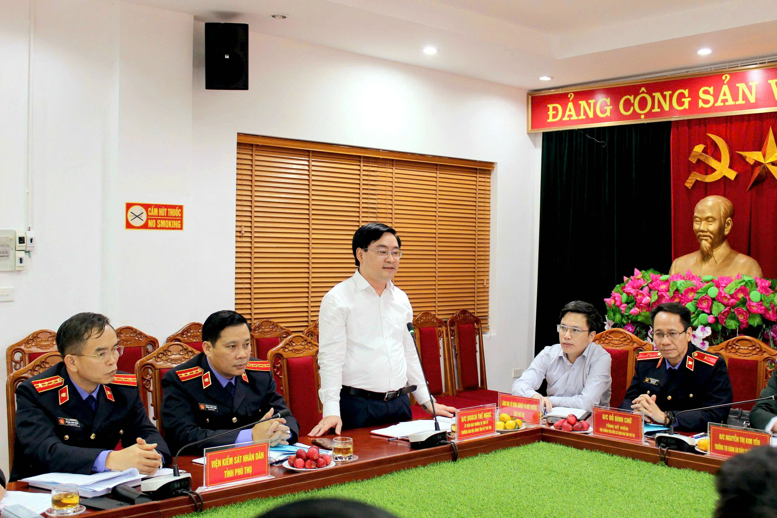 A group of people sitting around a tableAI-generated content may be incorrect.